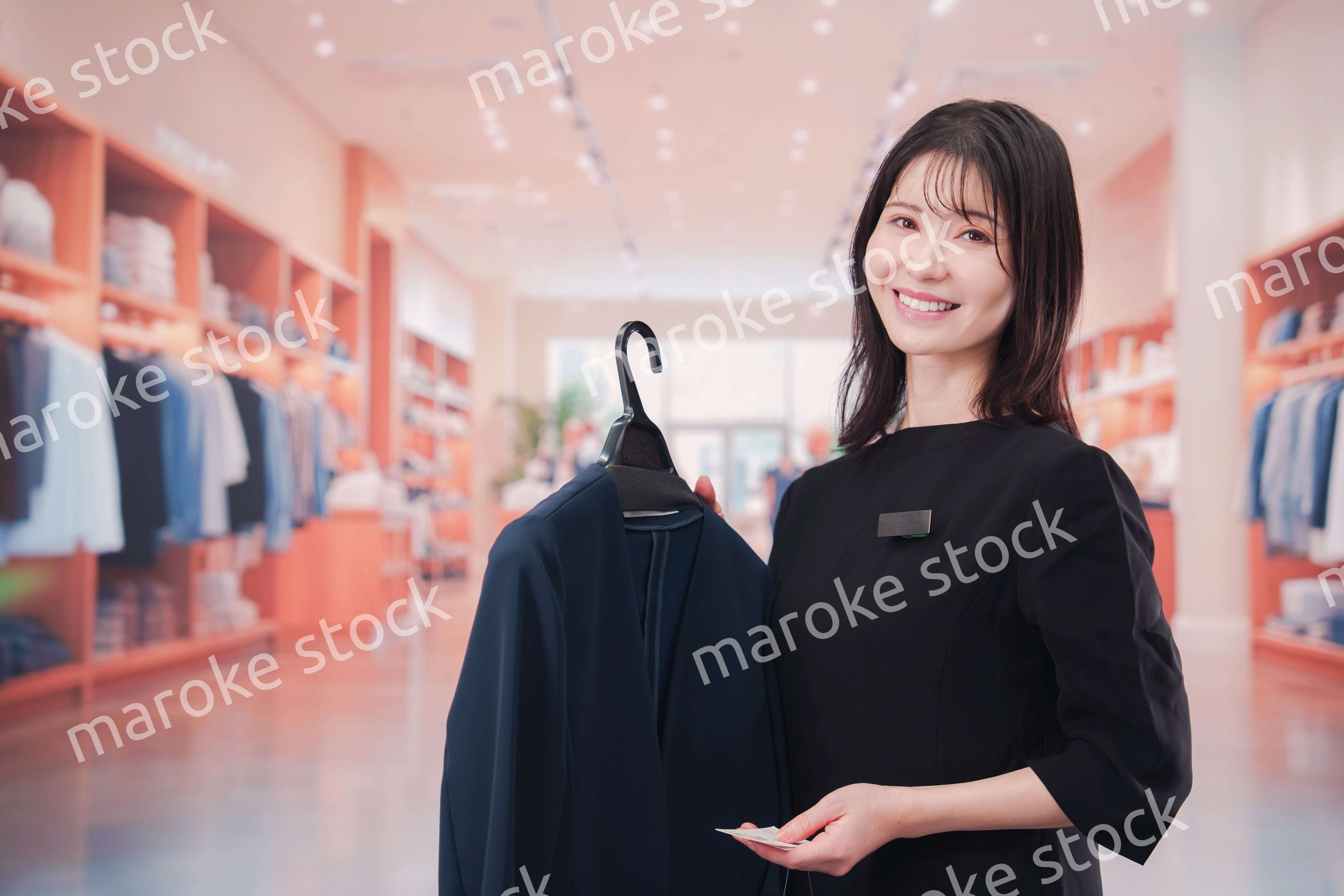 アパレル店で働く若い女性のスタッフ