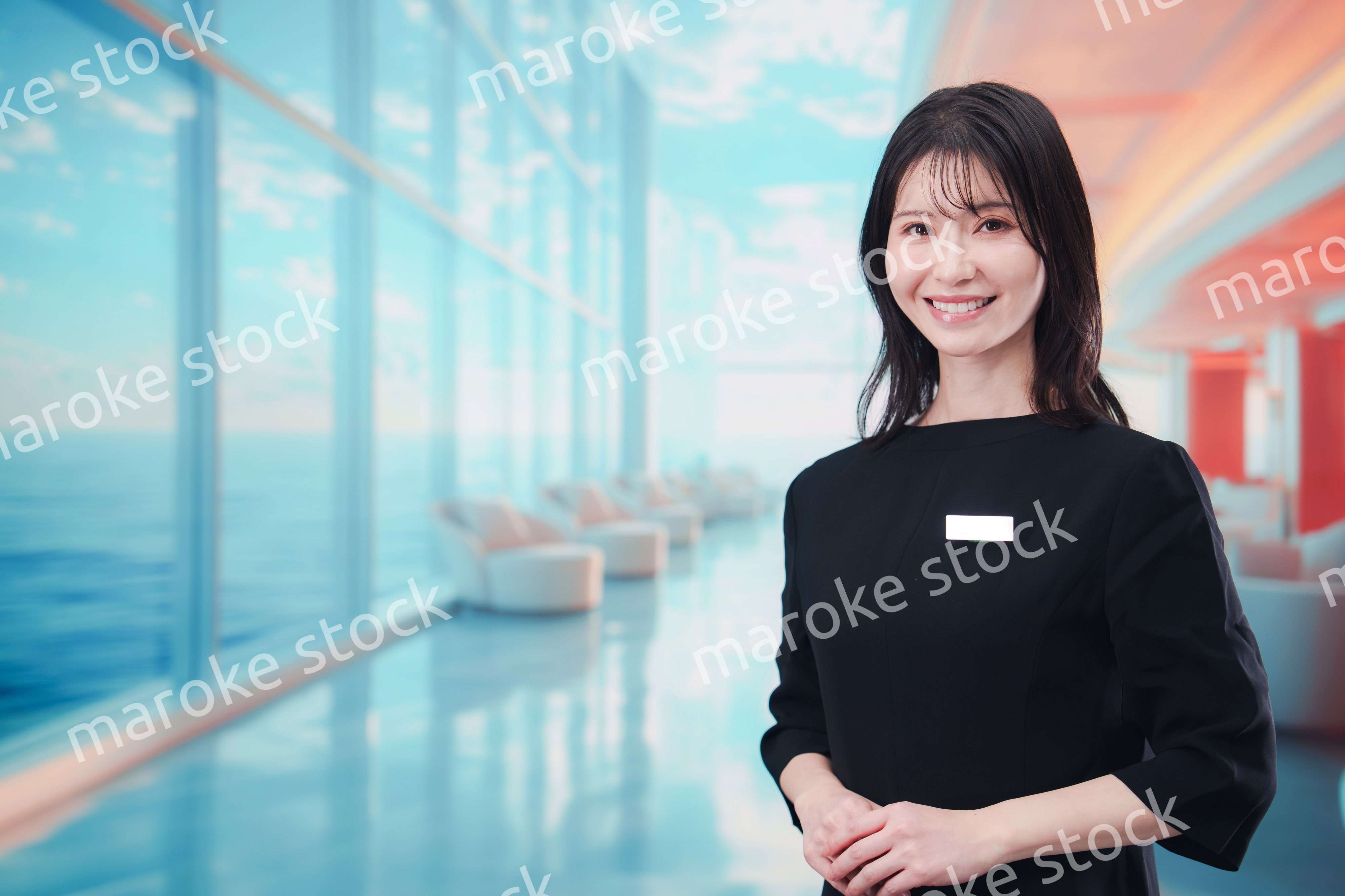 クルーズ船で働く若い女性のクルー