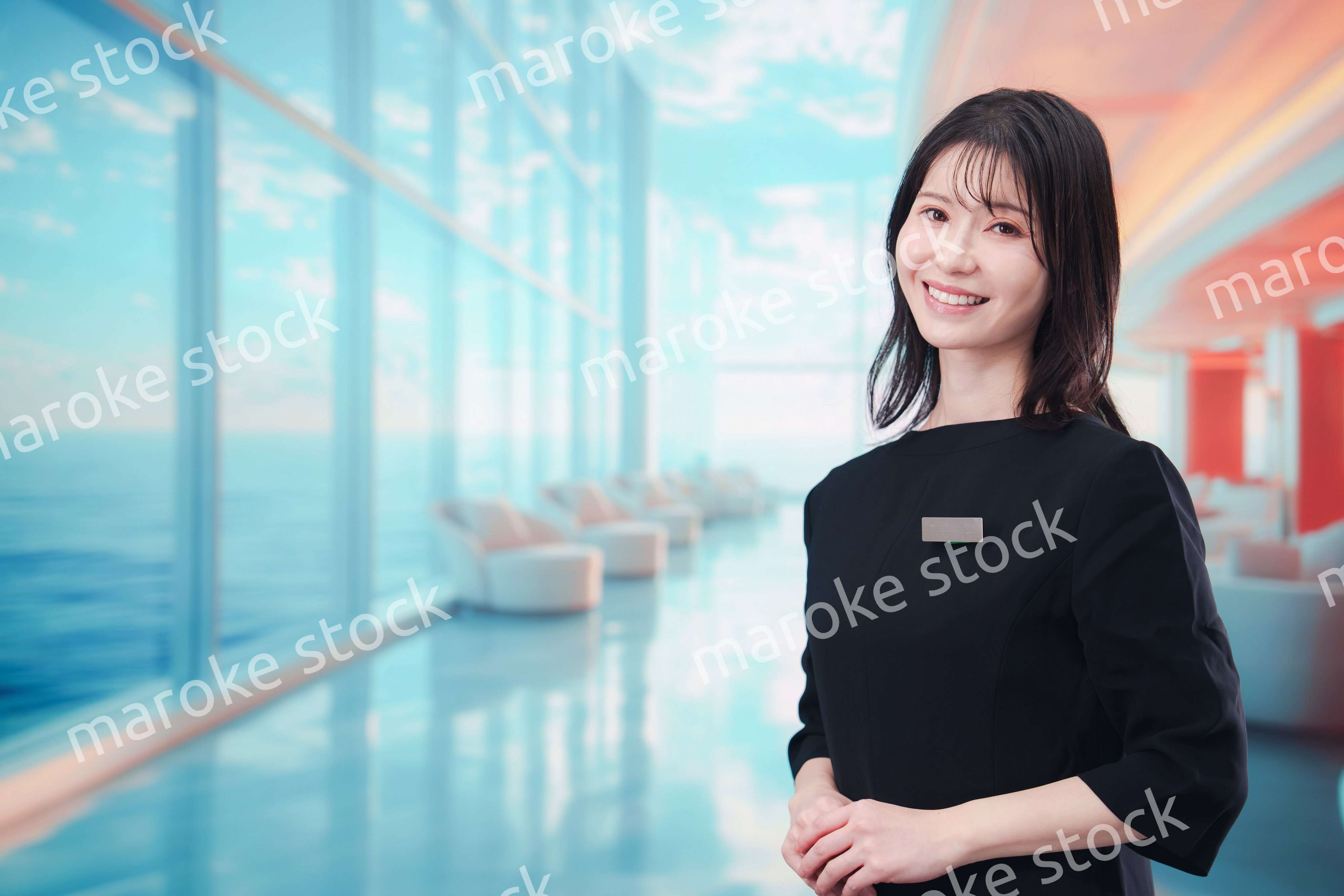 クルーズ船で働く若い女性のクルー