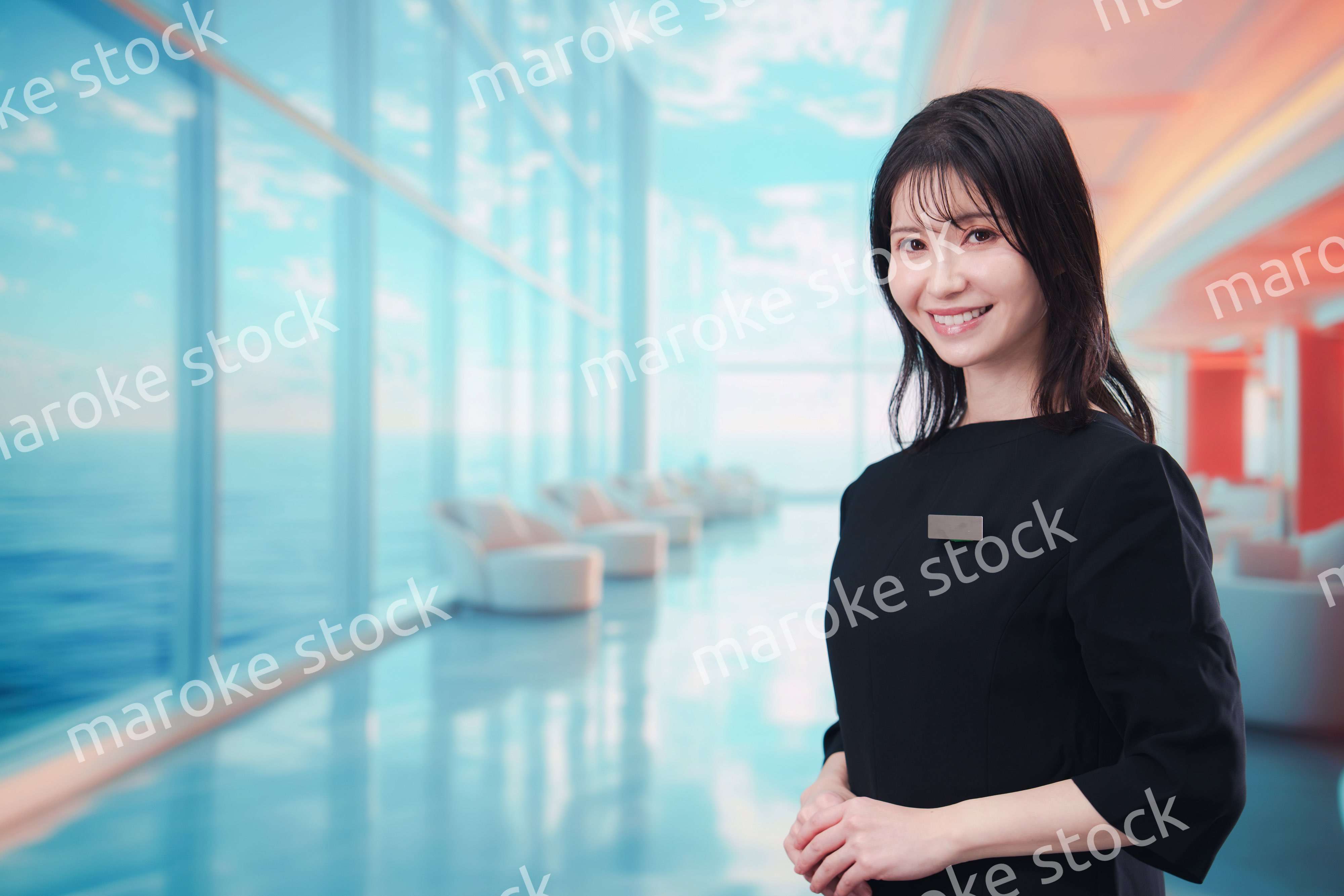 クルーズ船で働く若い女性のクルー