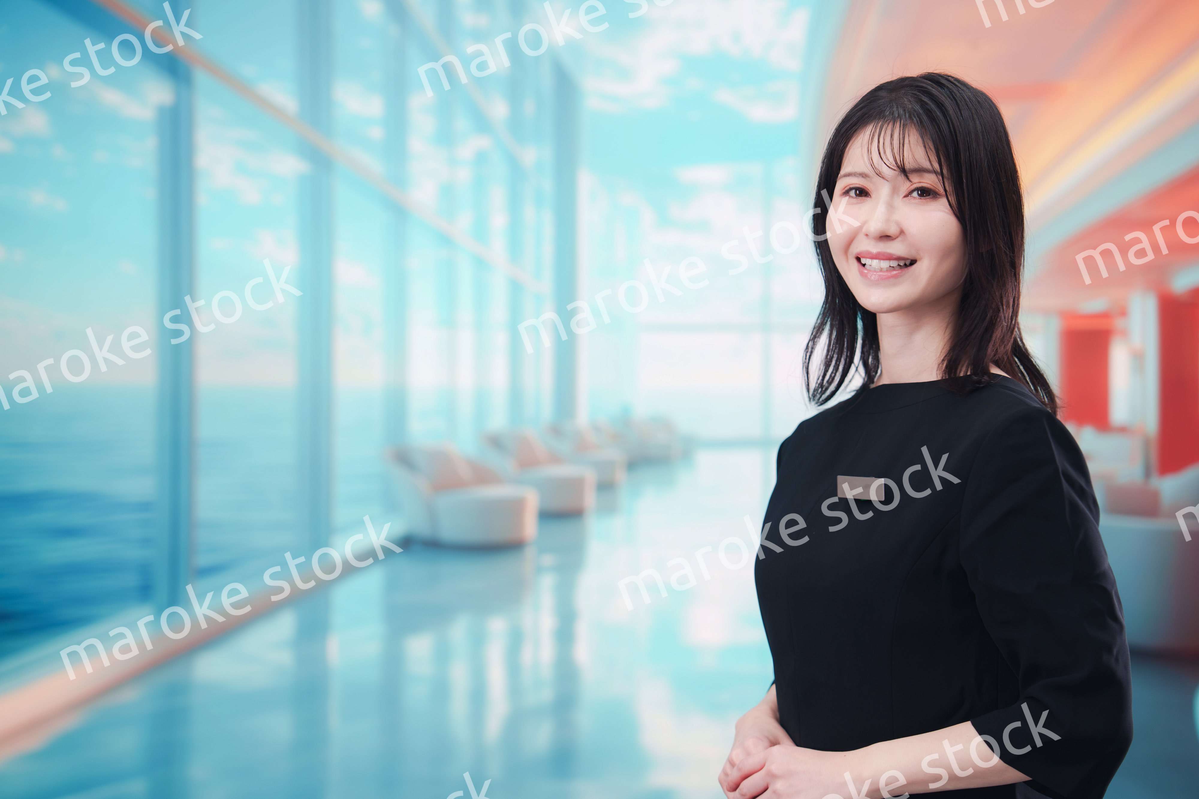 クルーズ船で働く若い女性のクルー