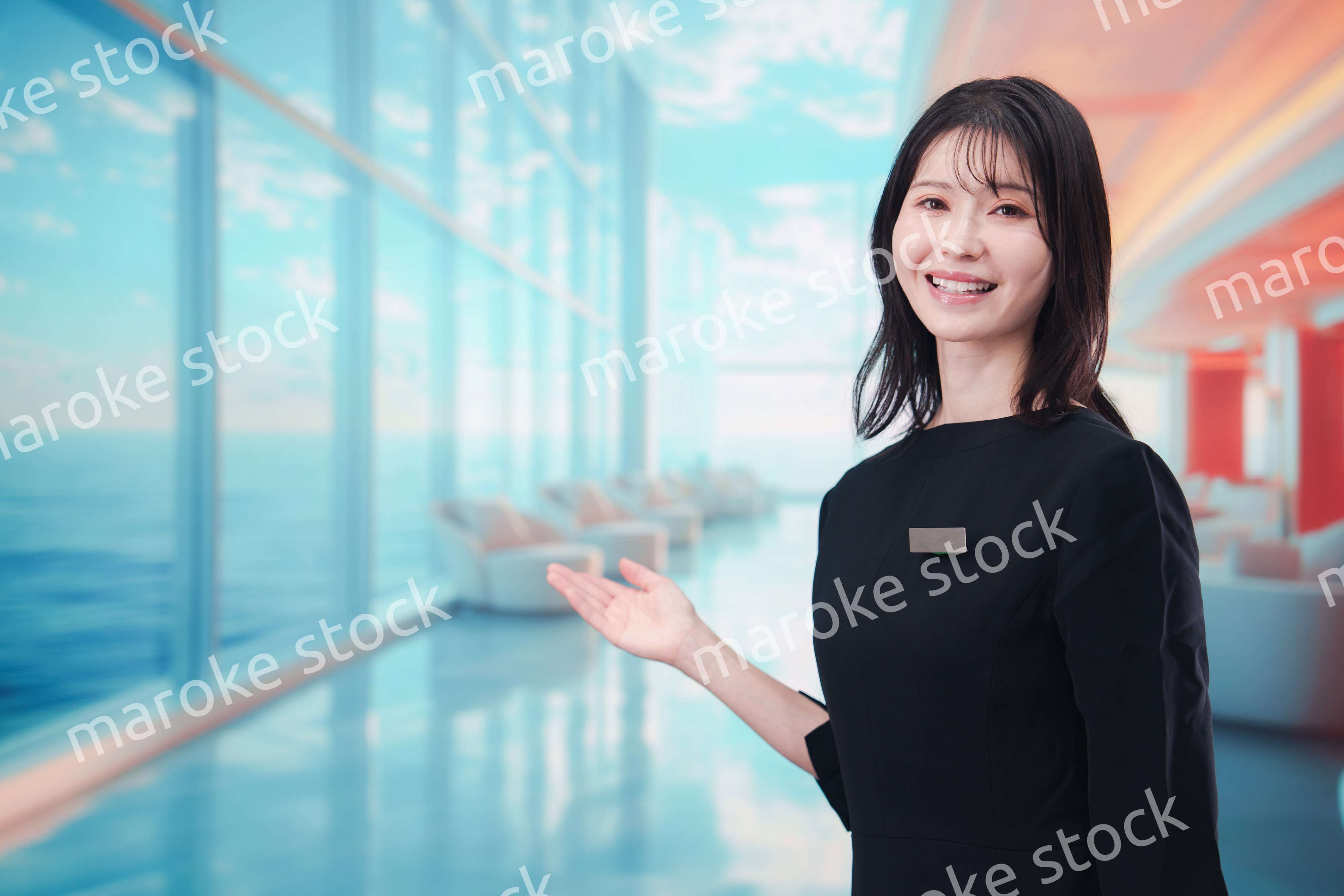 クルーズ船で働く若い女性のクルー