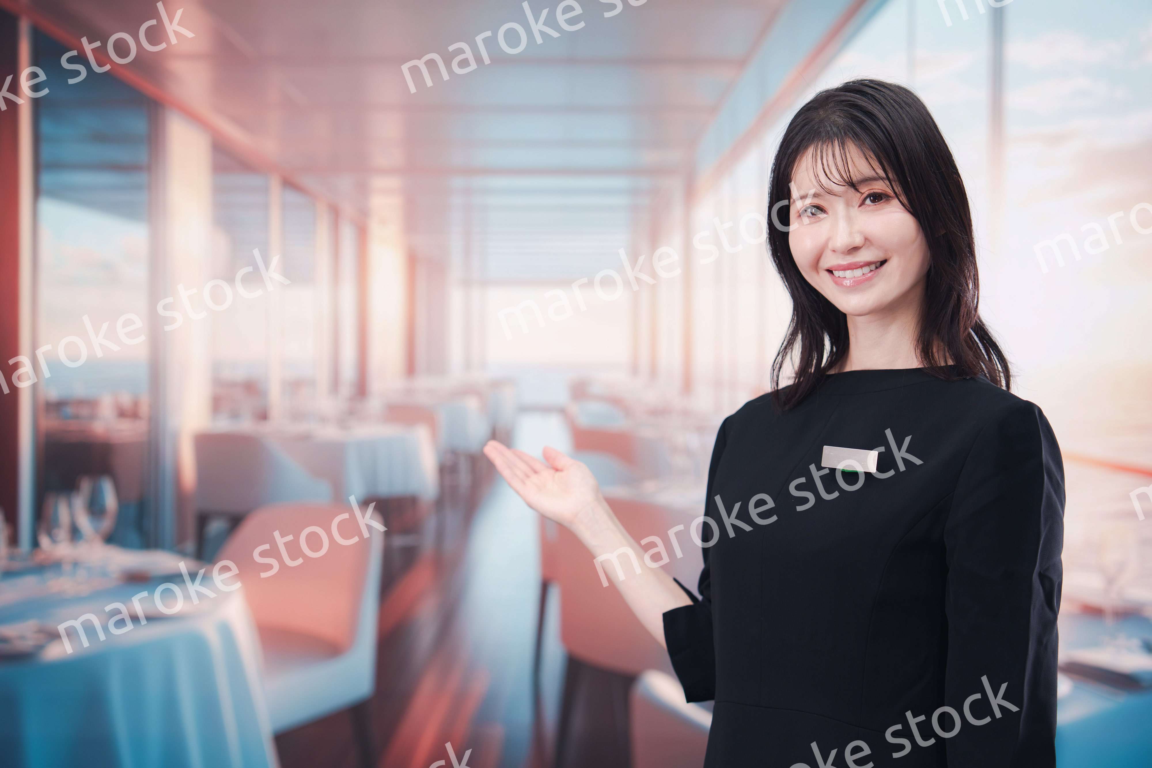 クルーズ船で働く若い女性のクルー