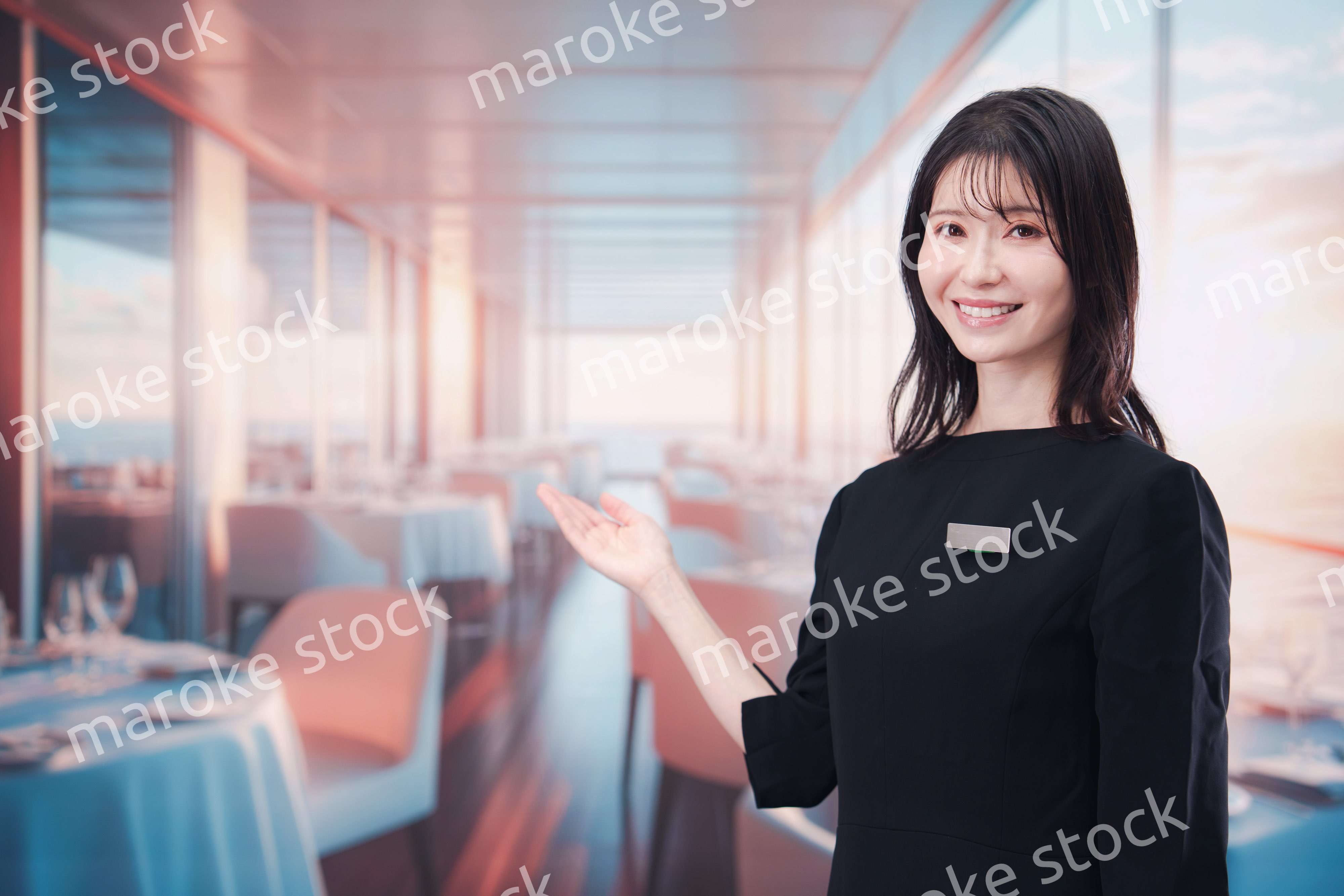 クルーズ船で働く若い女性のクルー