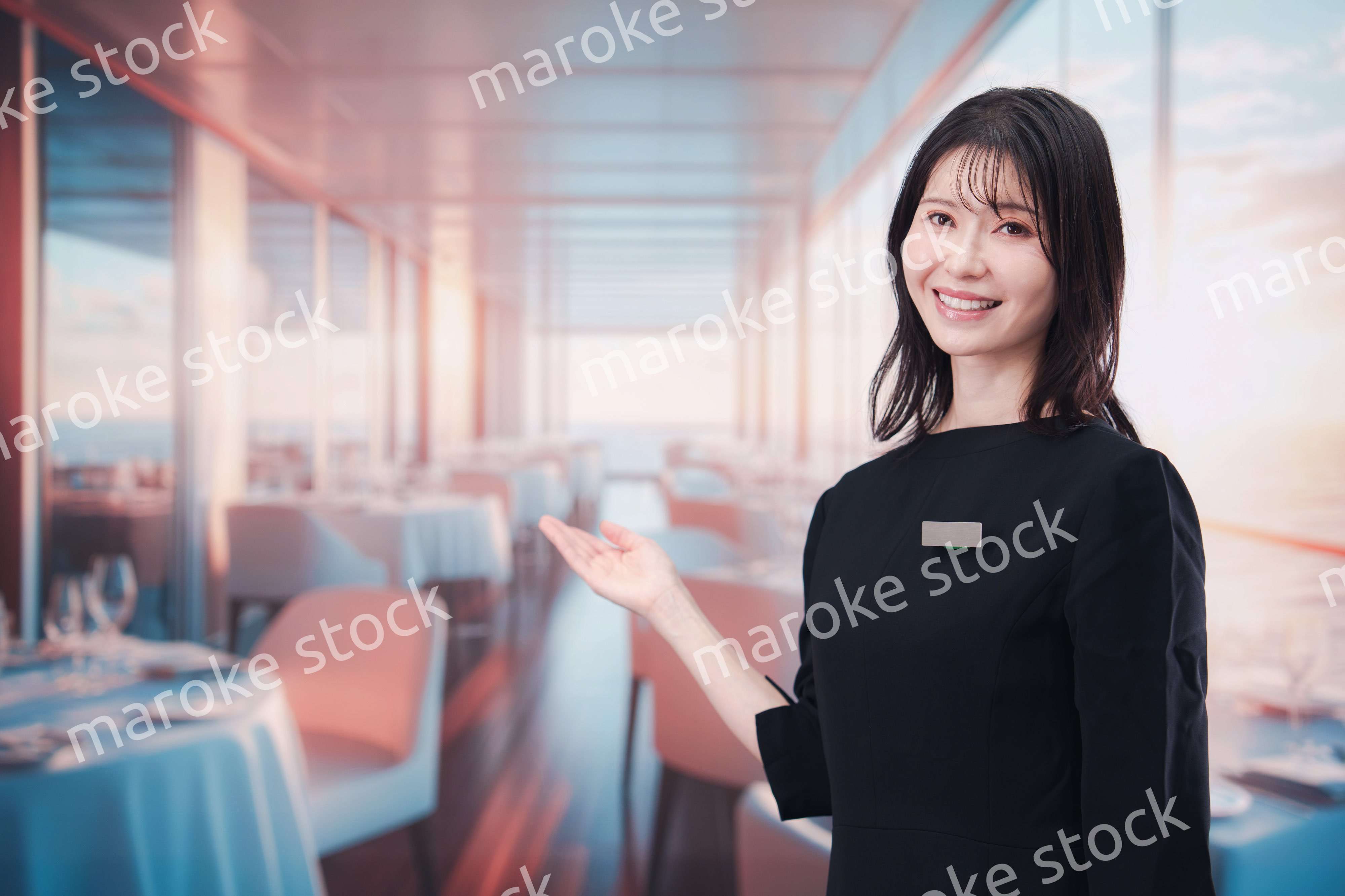 クルーズ船で働く若い女性のクルー