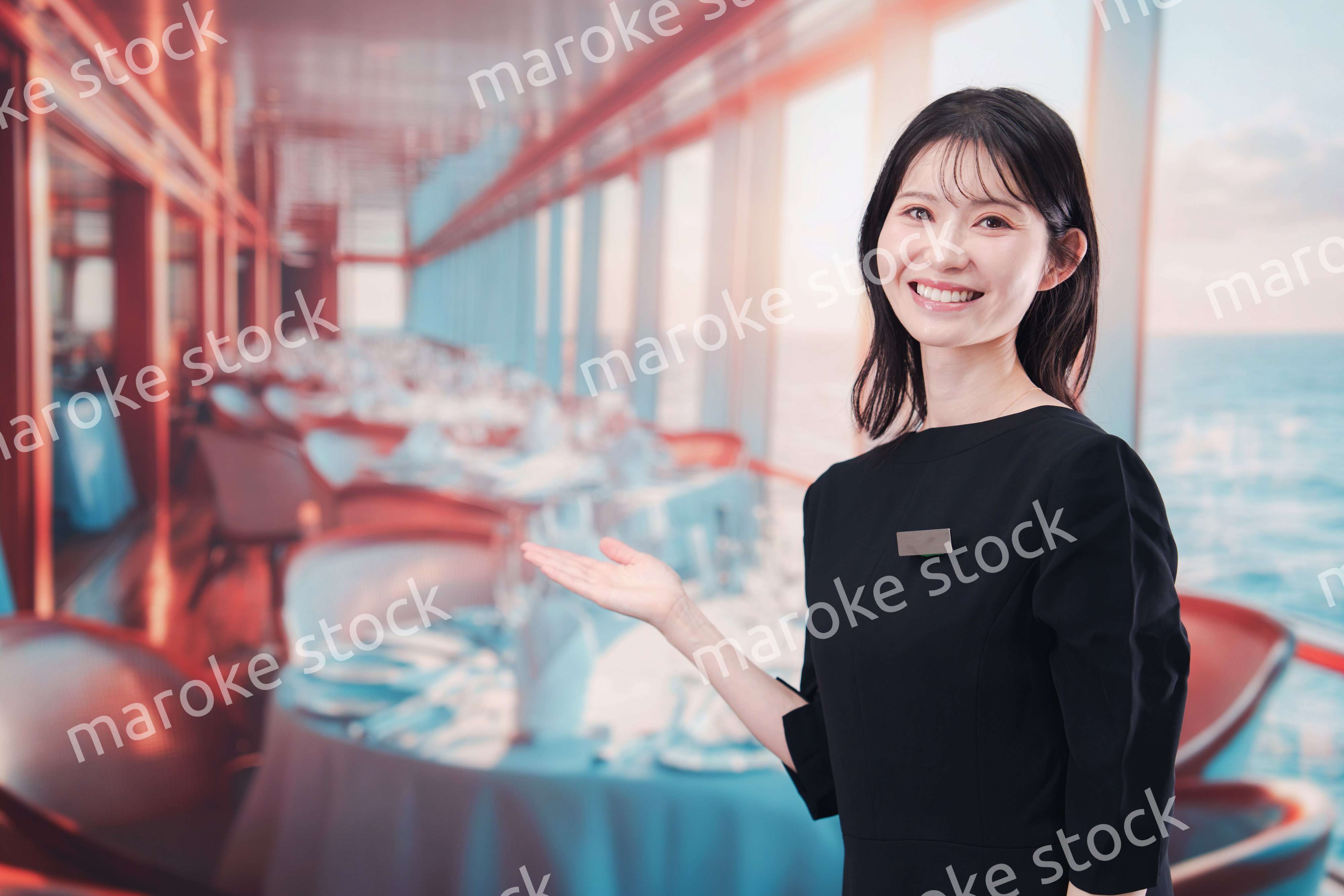 クルーズ船で働く若い女性のクルー