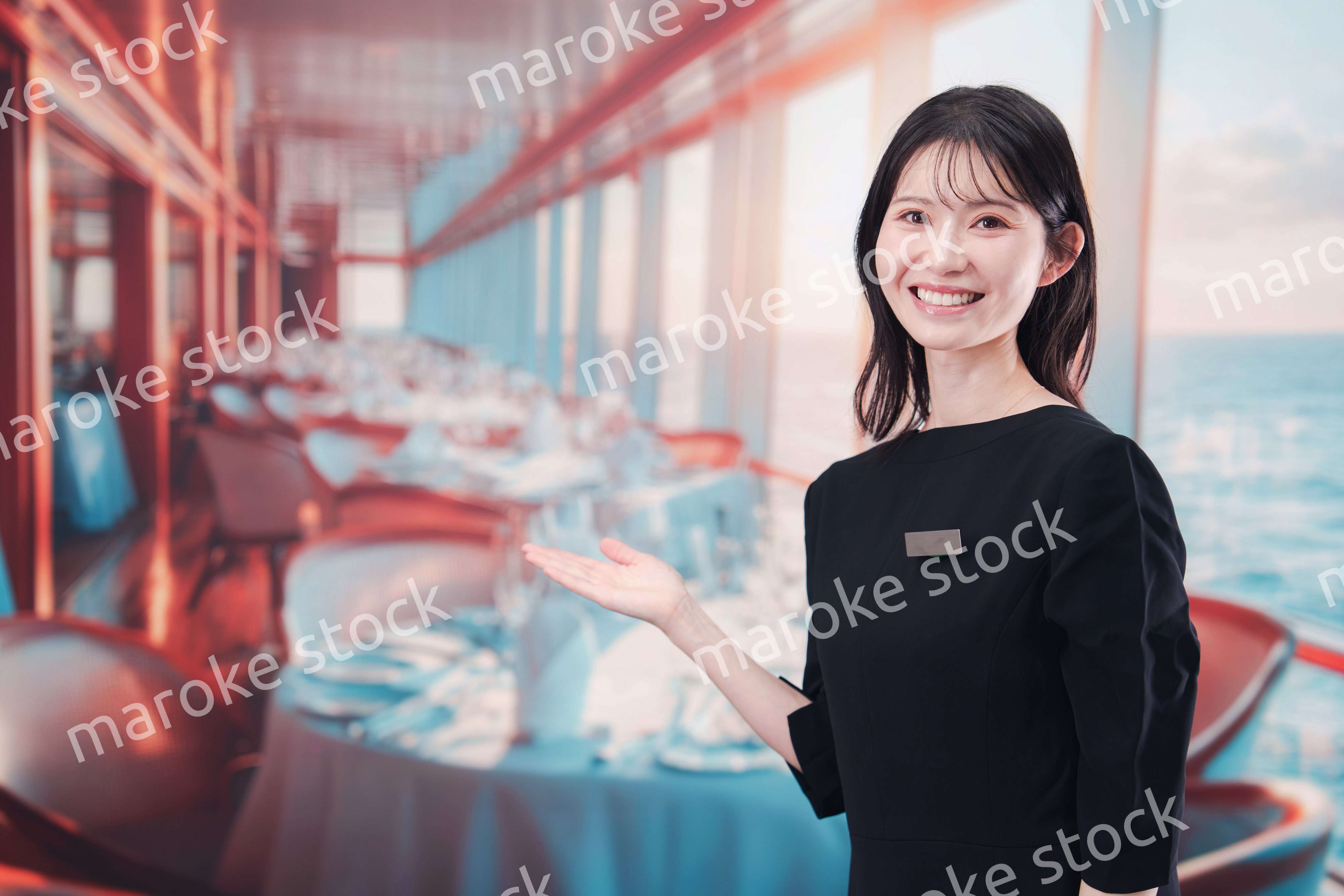 クルーズ船で働く若い女性のクルー