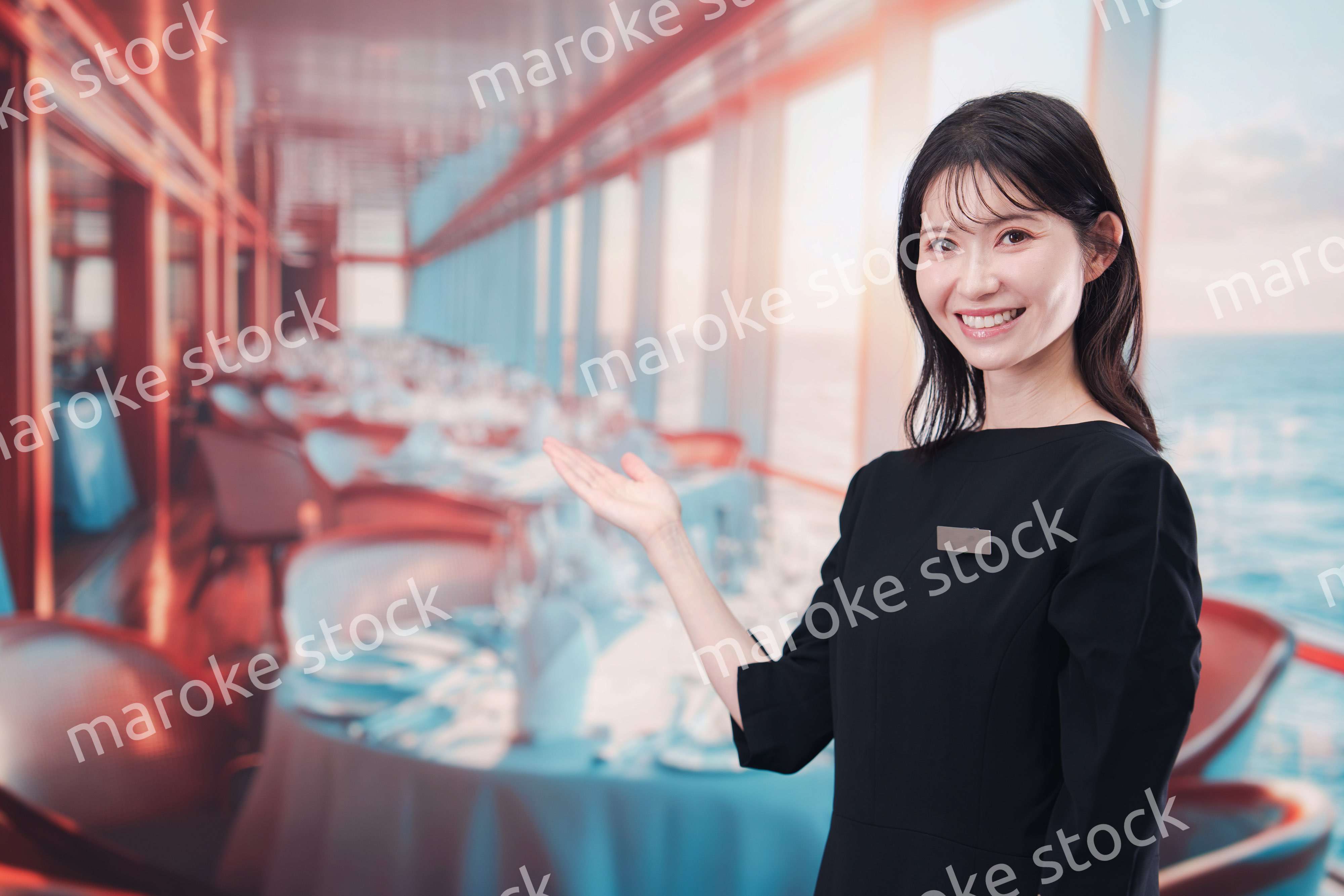 クルーズ船で働く若い女性のクルー