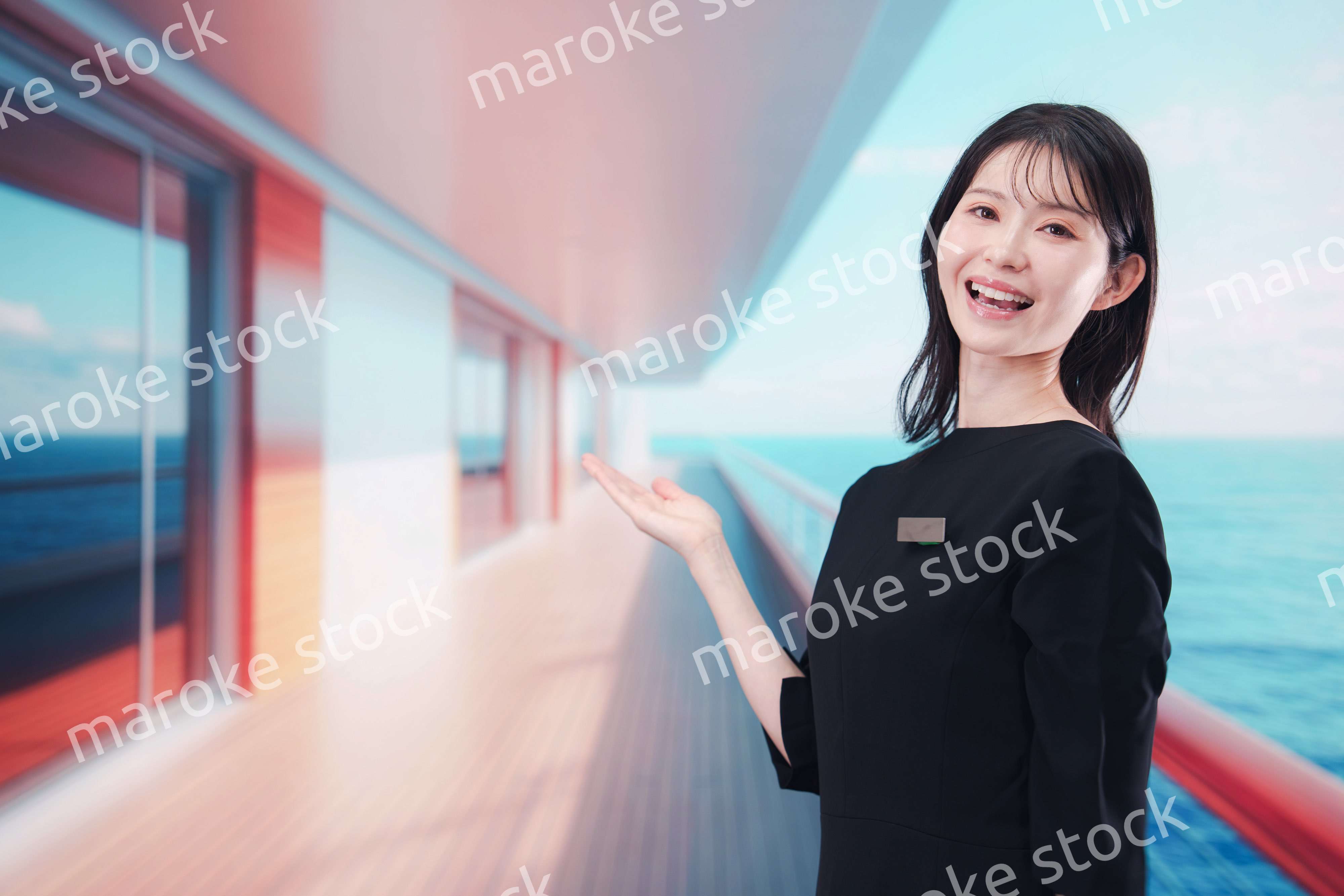 クルーズ船で働く若い女性のクルー