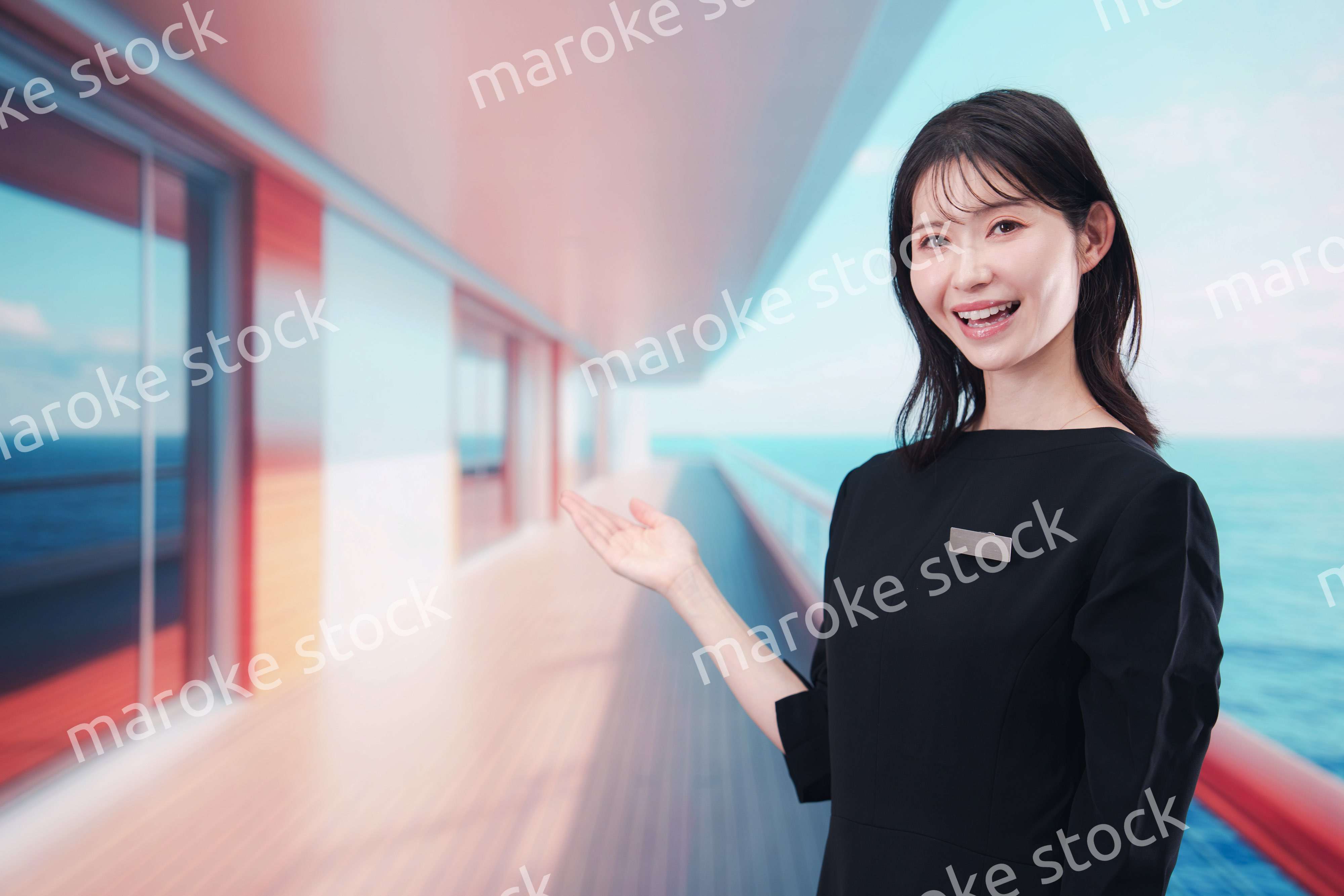 クルーズ船で働く若い女性のクルー