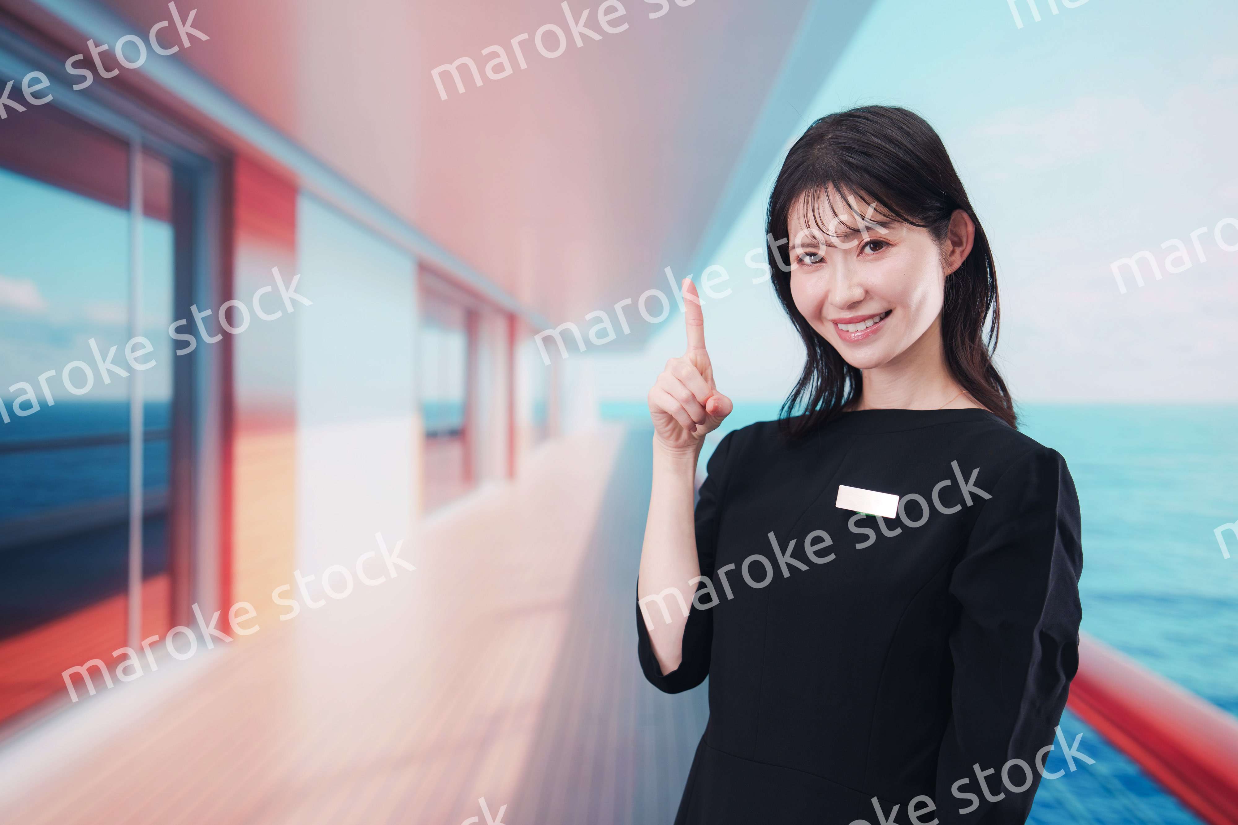 クルーズ船で働く若い女性のクルー