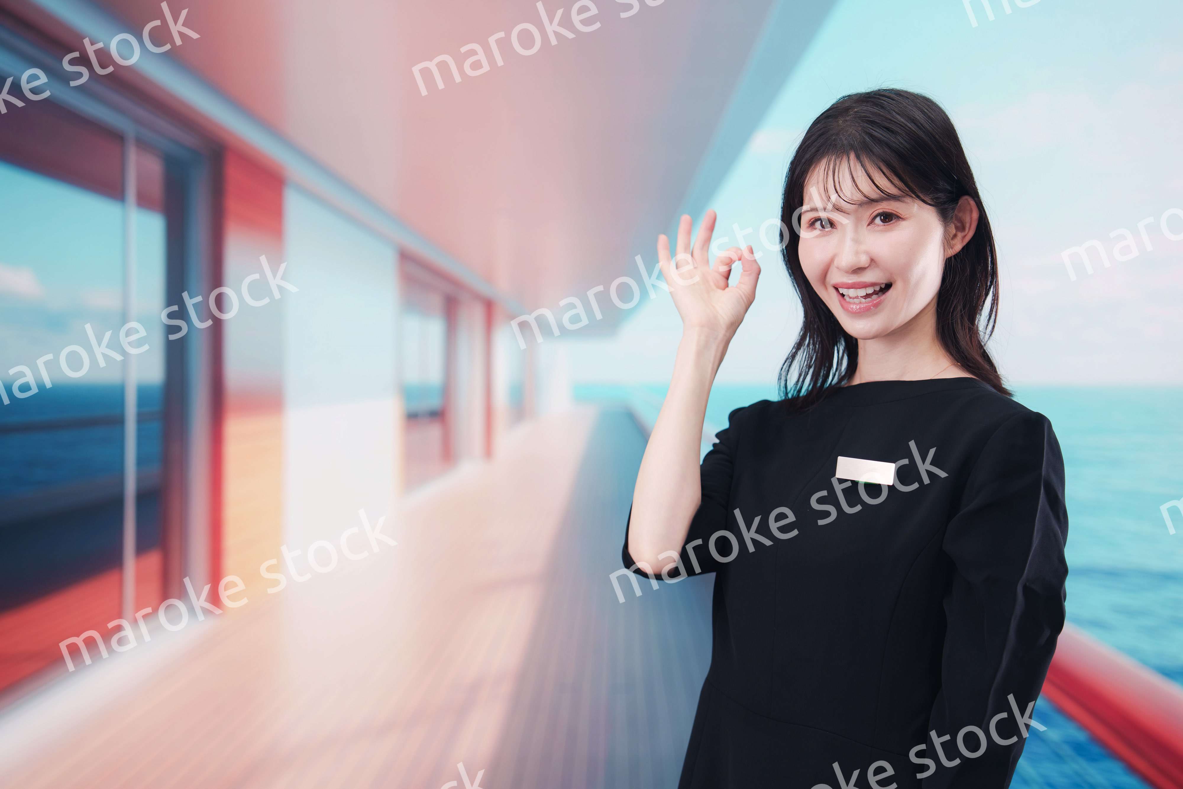 クルーズ船で働く若い女性のクルー