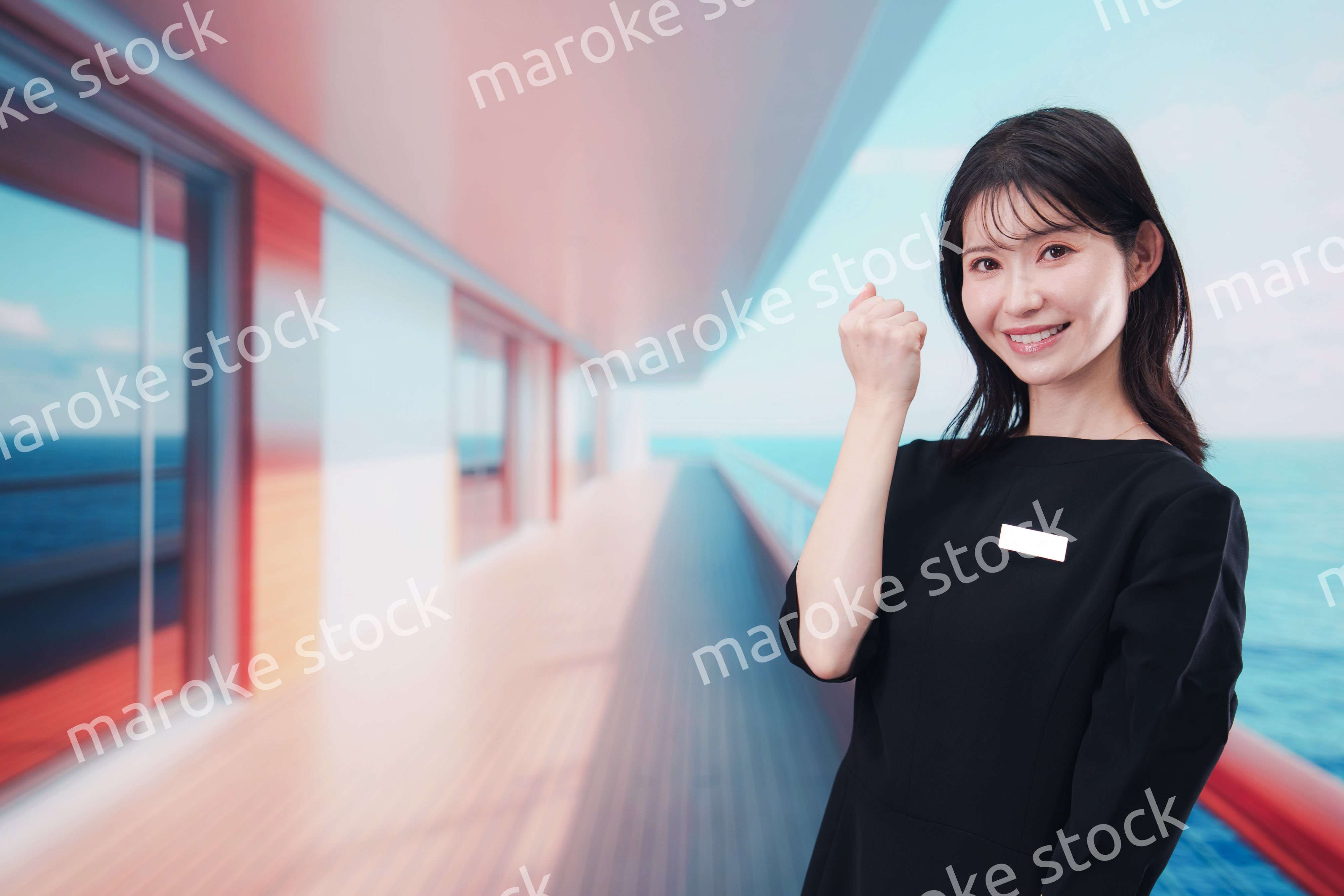 クルーズ船で働く若い女性のクルー