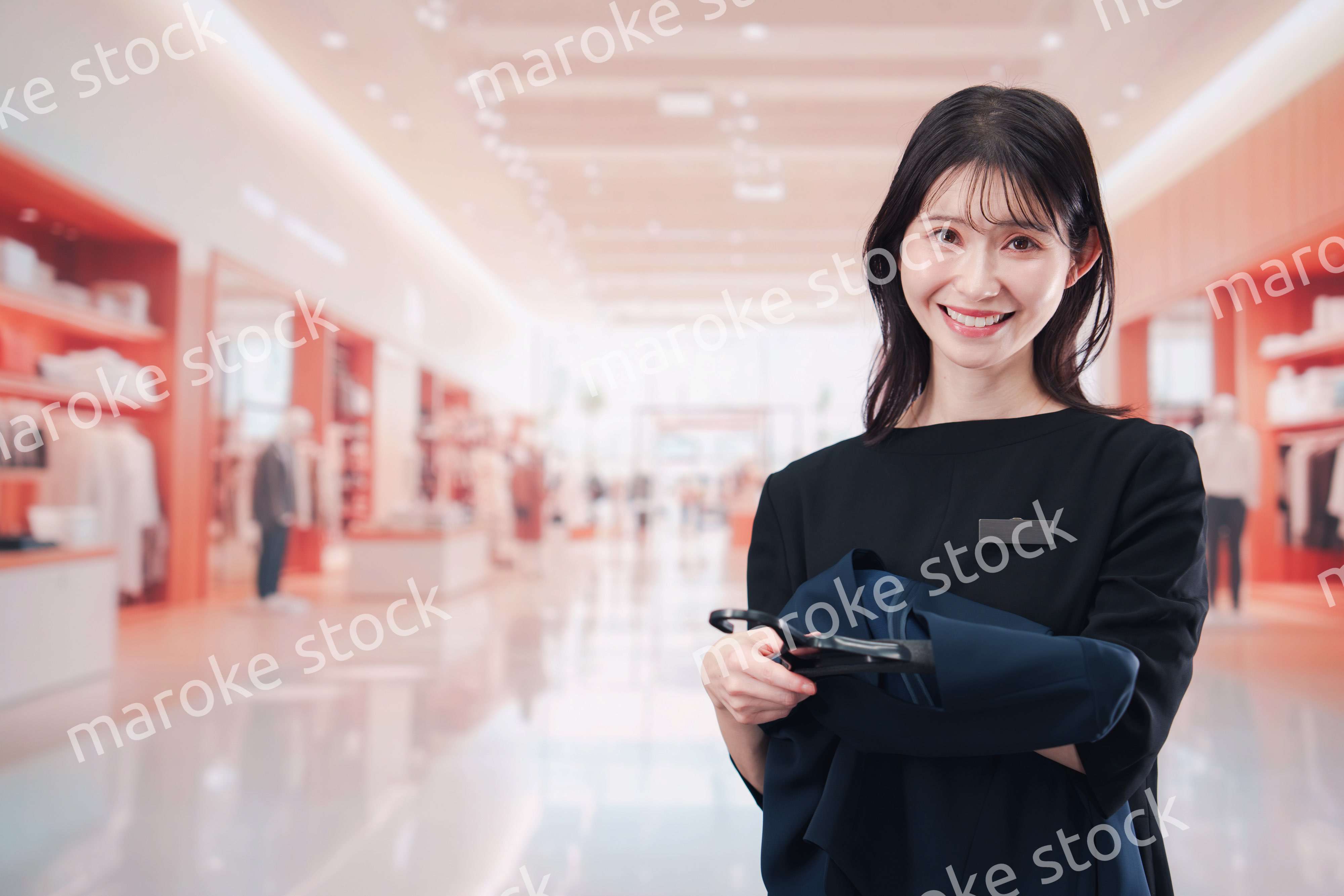 衣料品店で接客をする店員の女性