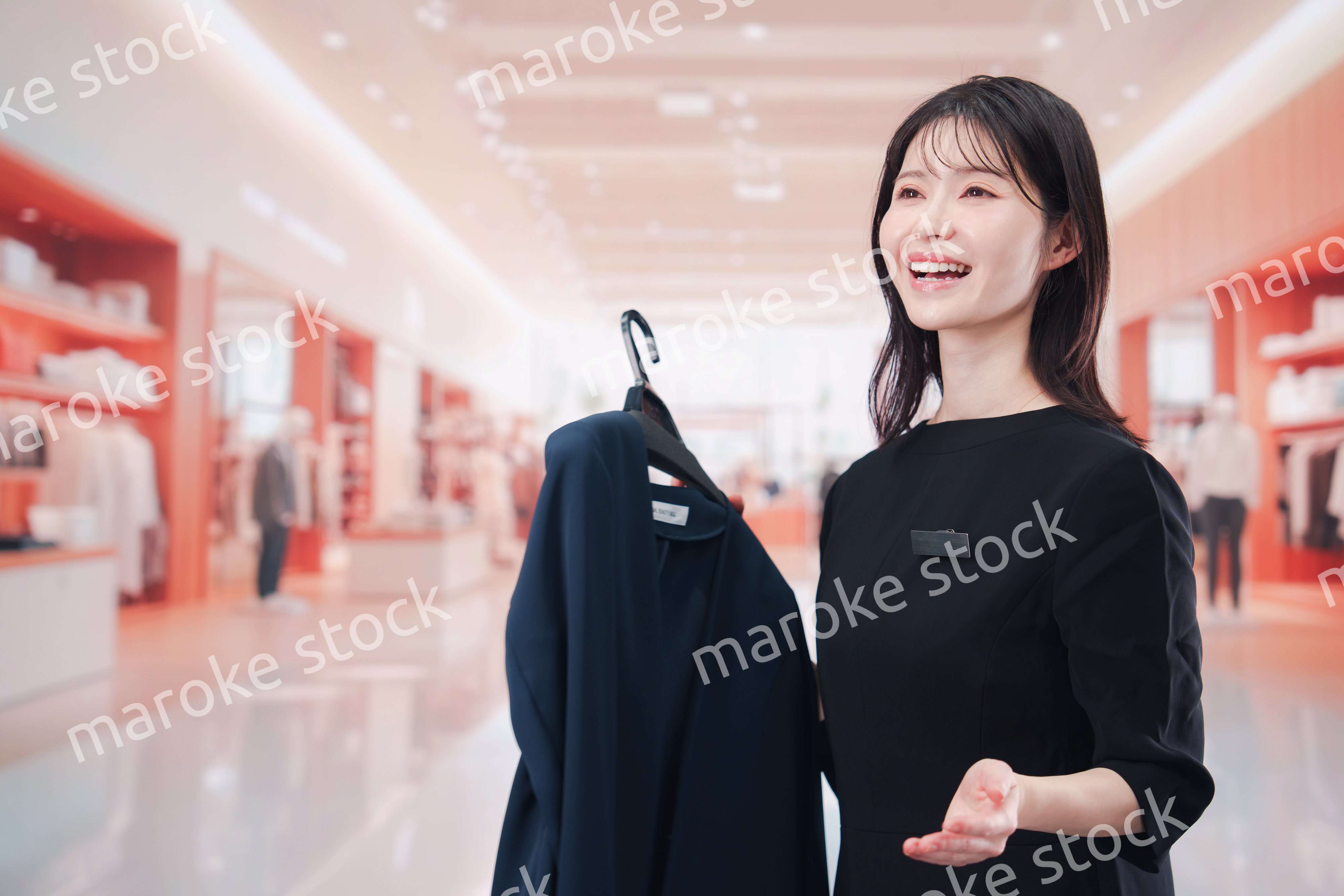衣料品店で接客をする店員の女性