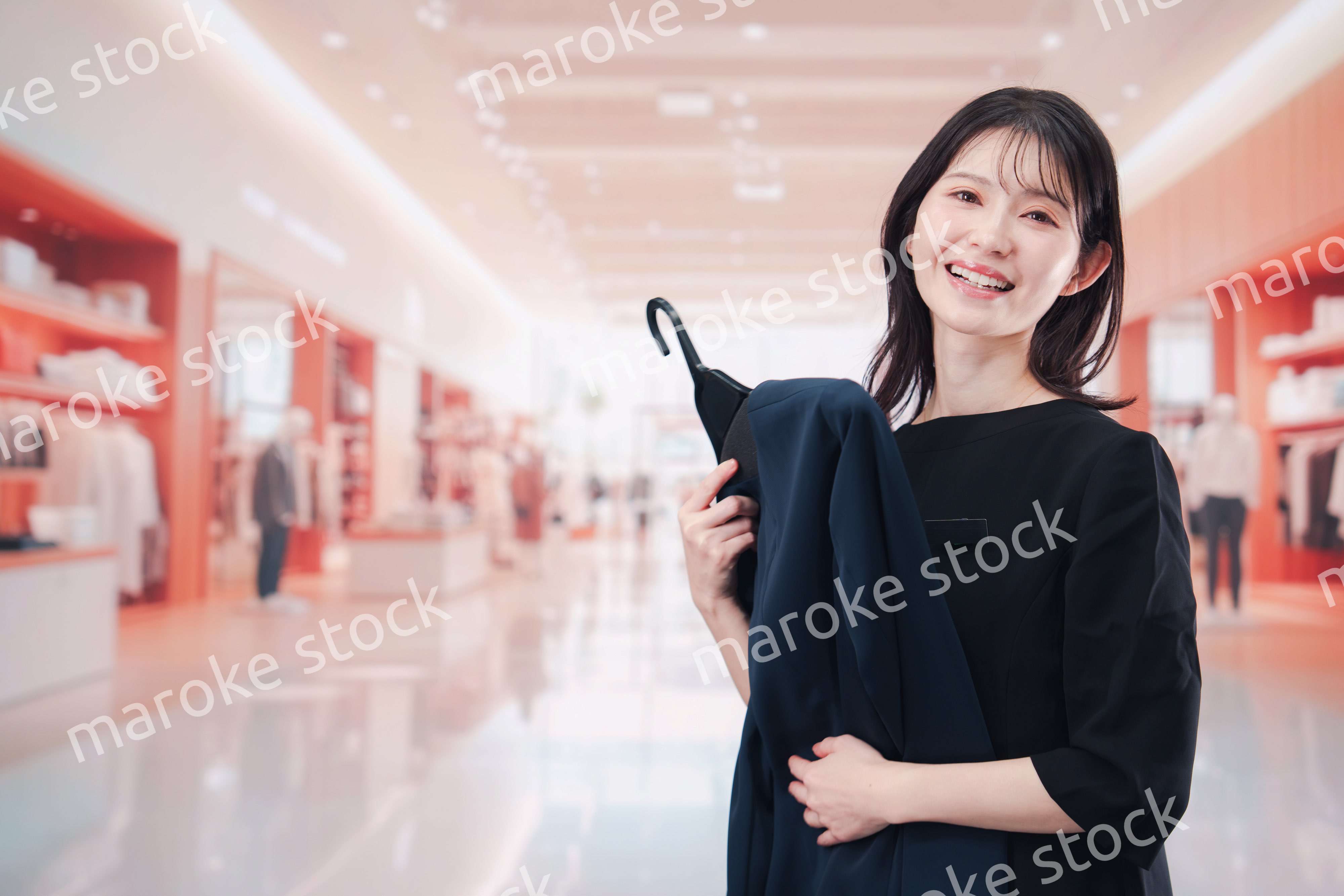 衣料品店で接客をする店員の女性
