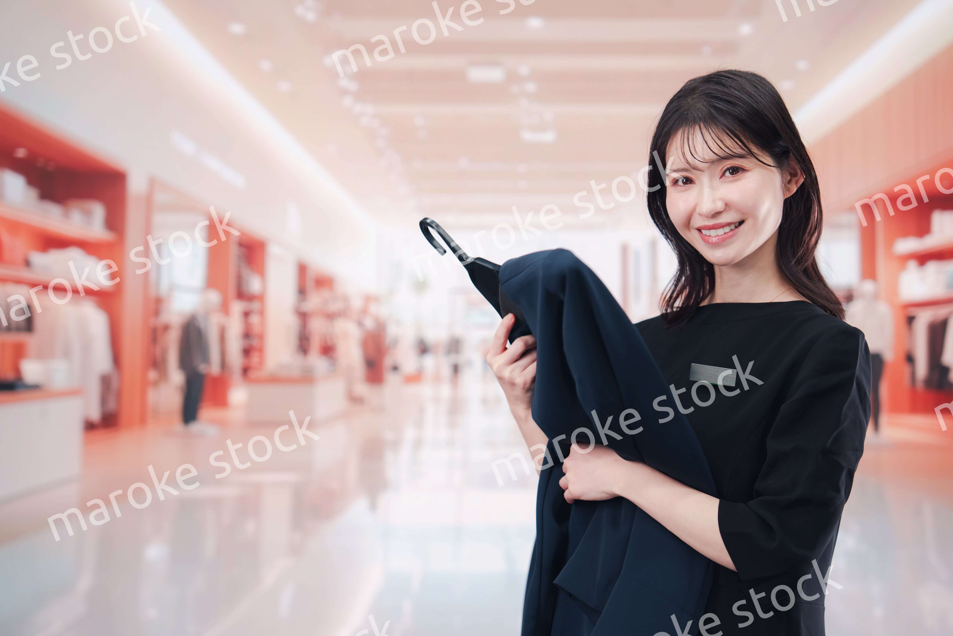 衣料品店で接客をする店員の女性