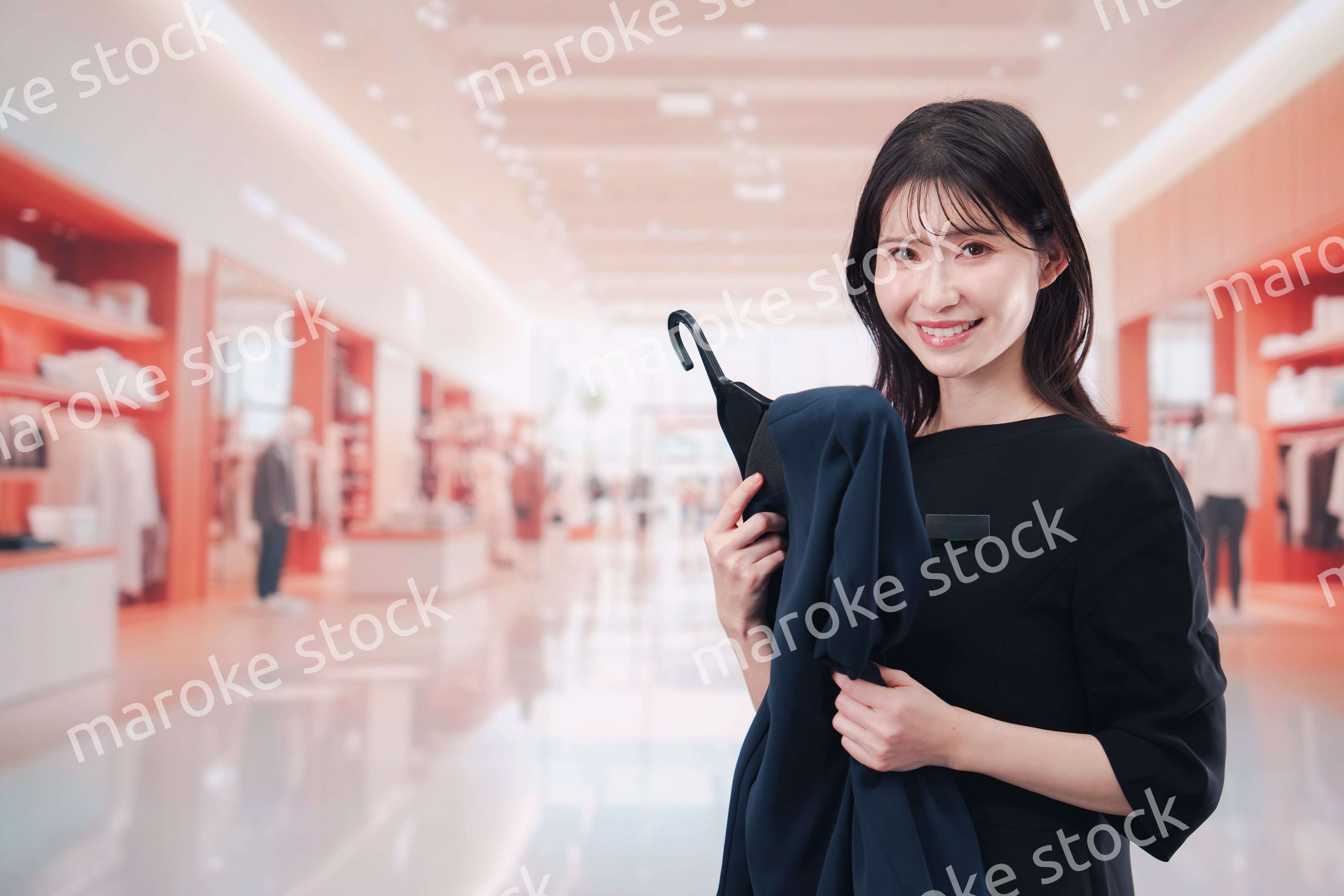 衣料品店で接客をする店員の女性
