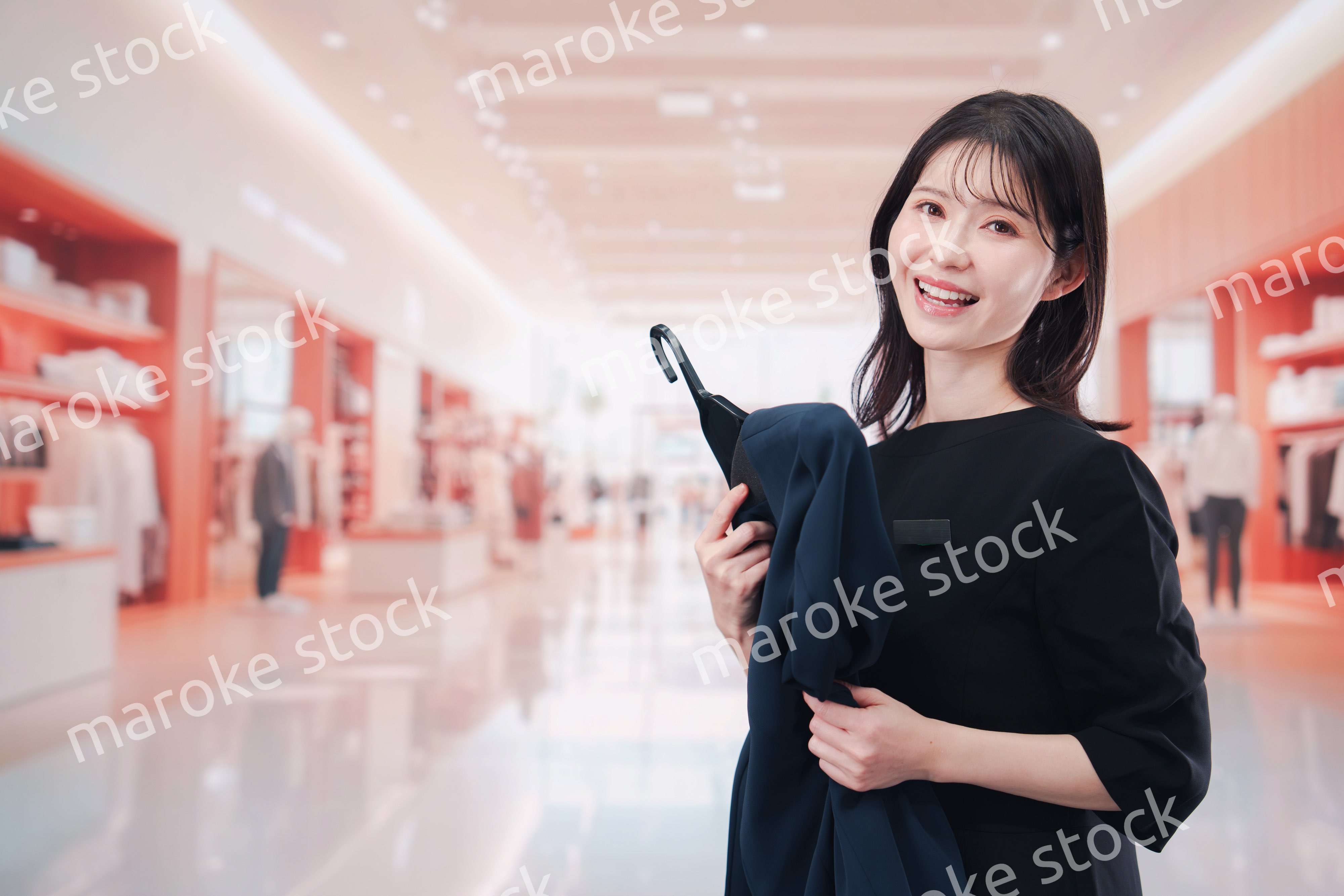 衣料品店で接客をする店員の女性