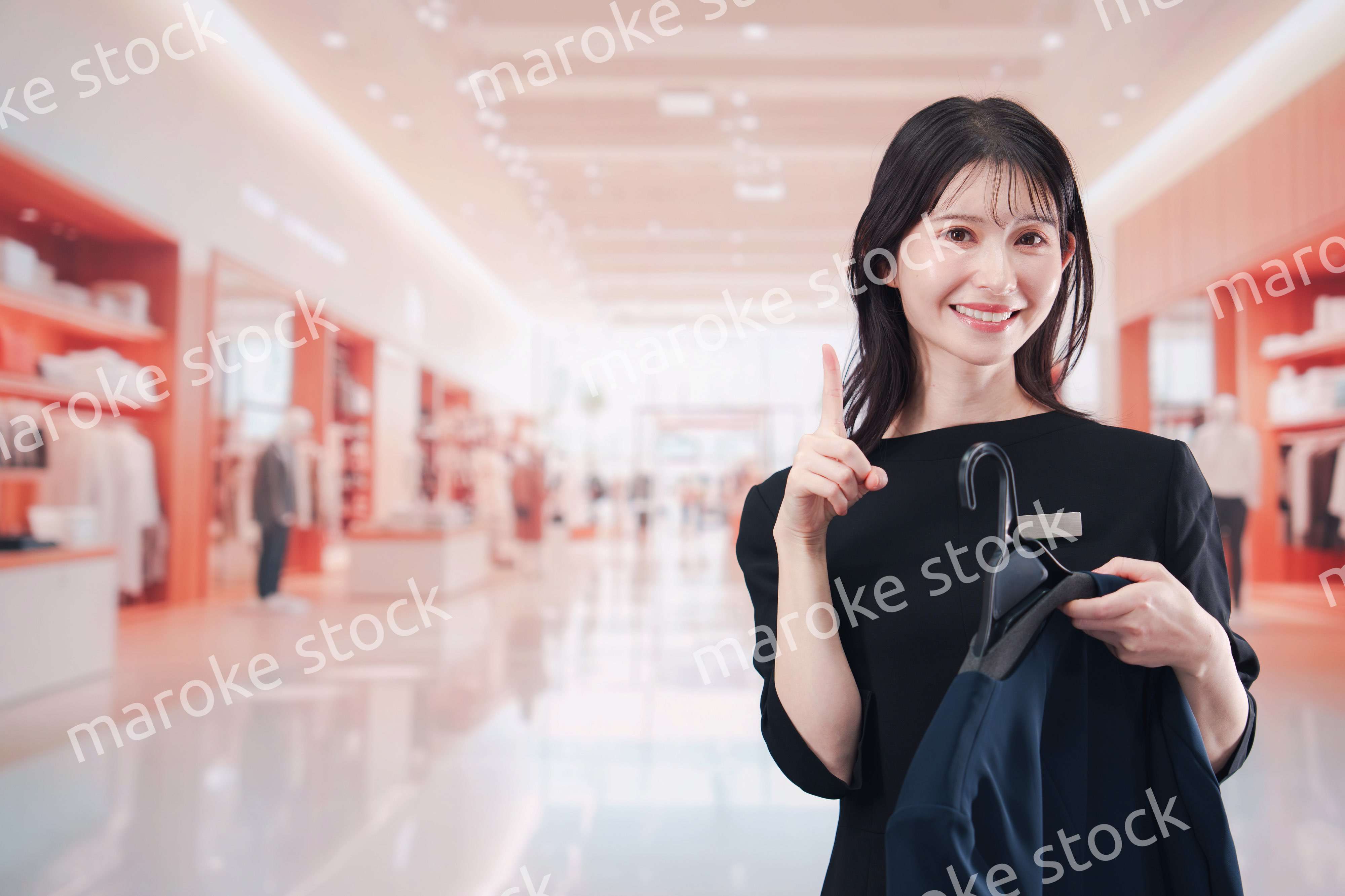 衣料品店で接客をする店員の女性