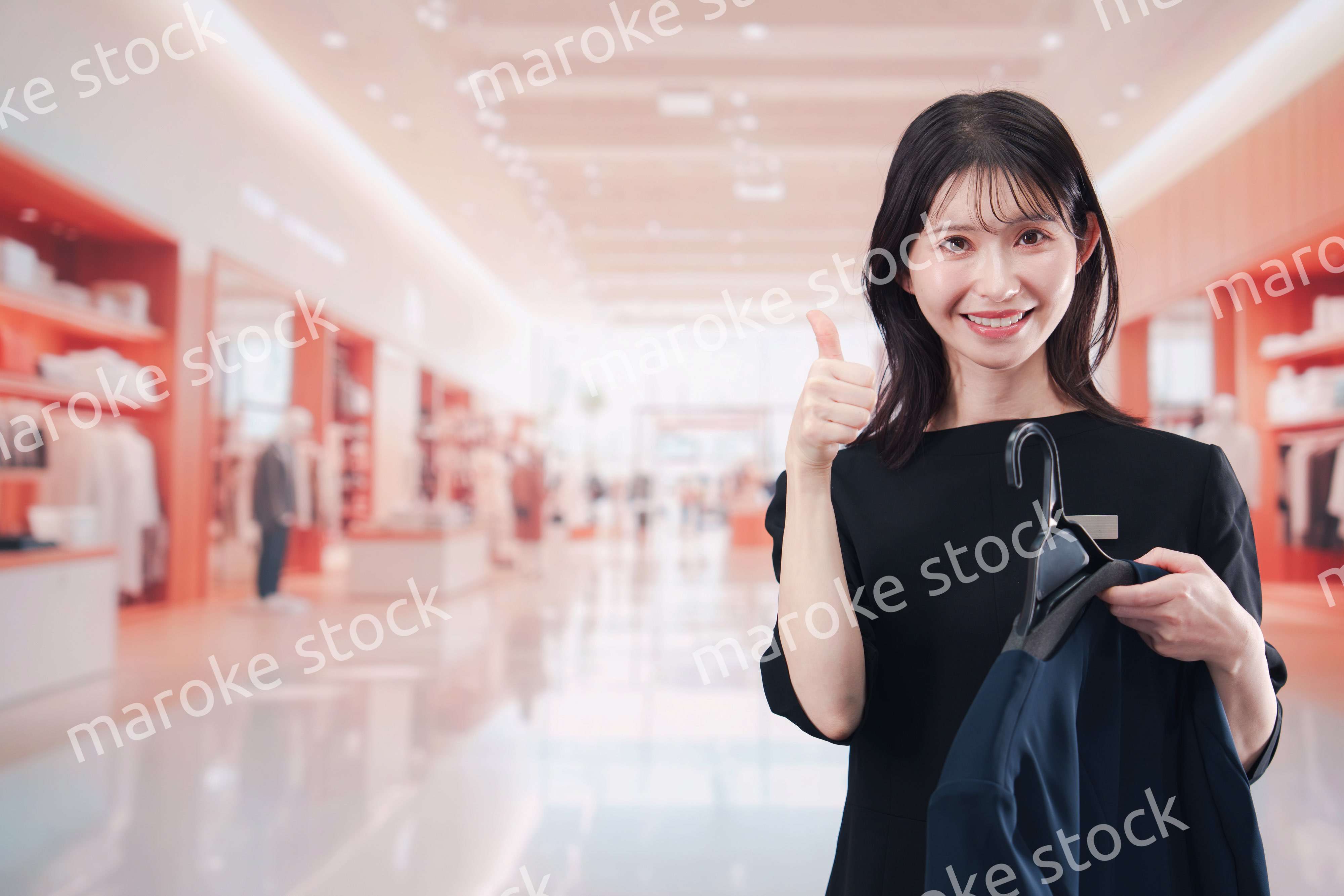 衣料品店で接客をする店員の女性
