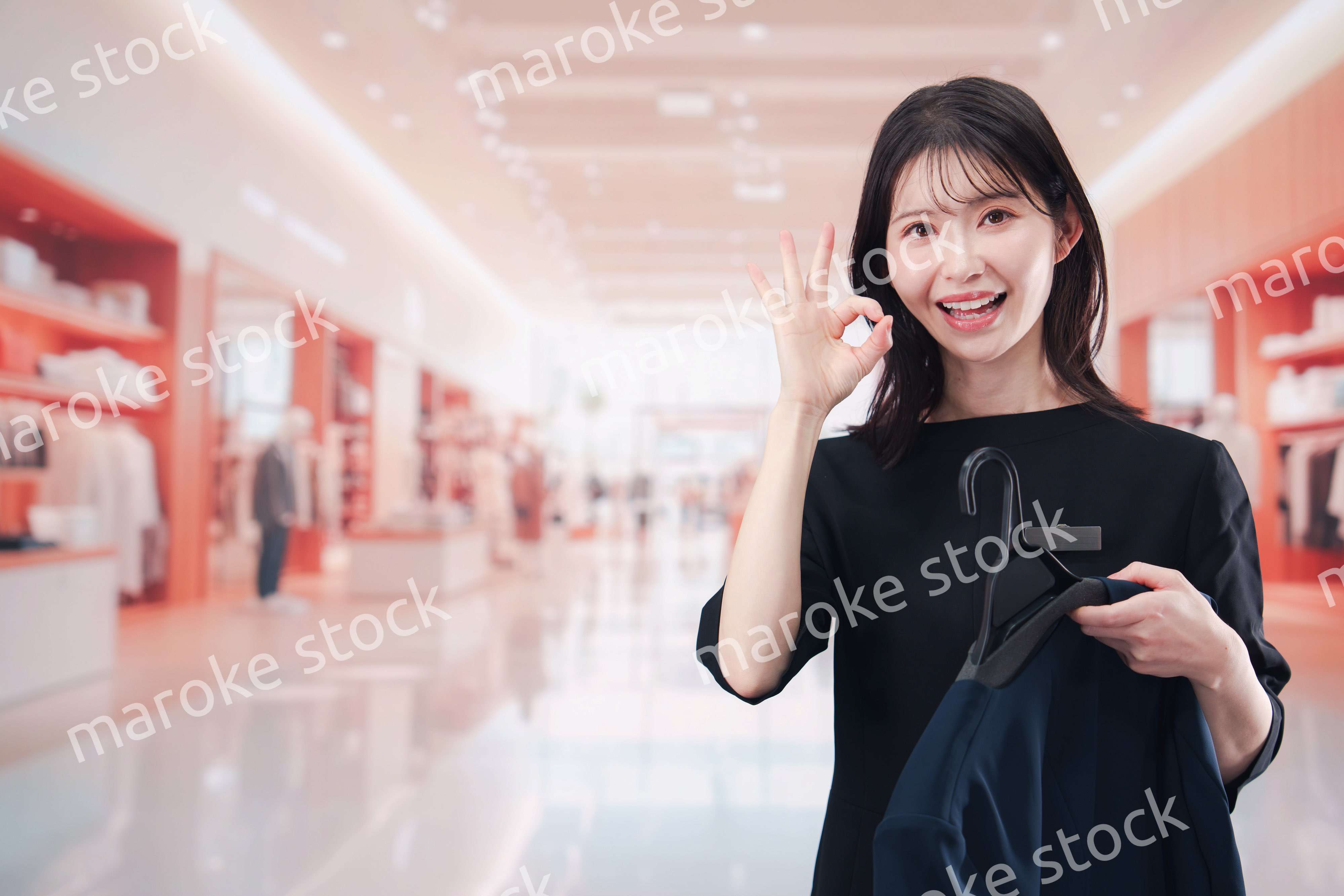 衣料品店で接客をする店員の女性