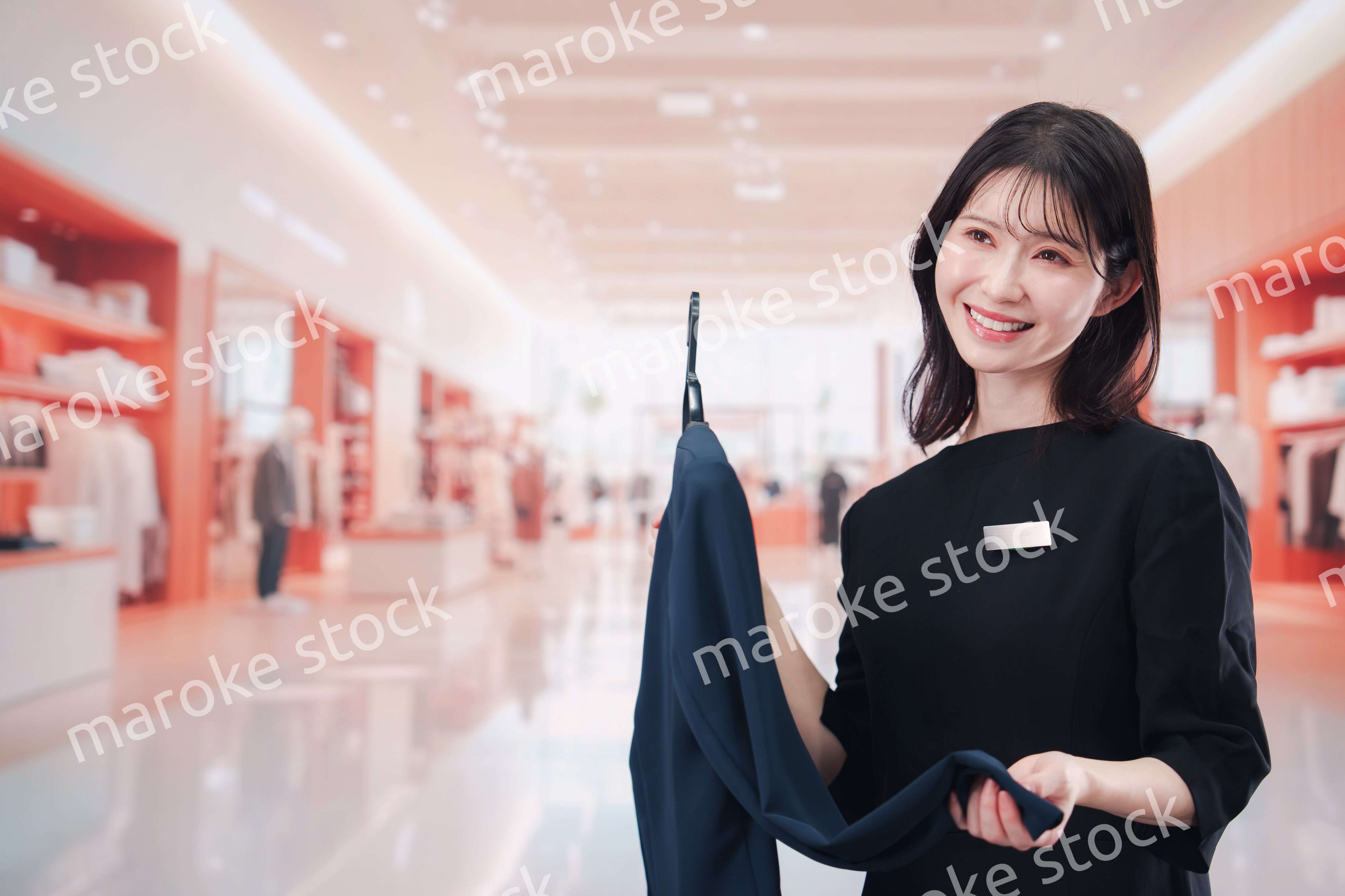 衣料品店で接客をする店員の女性