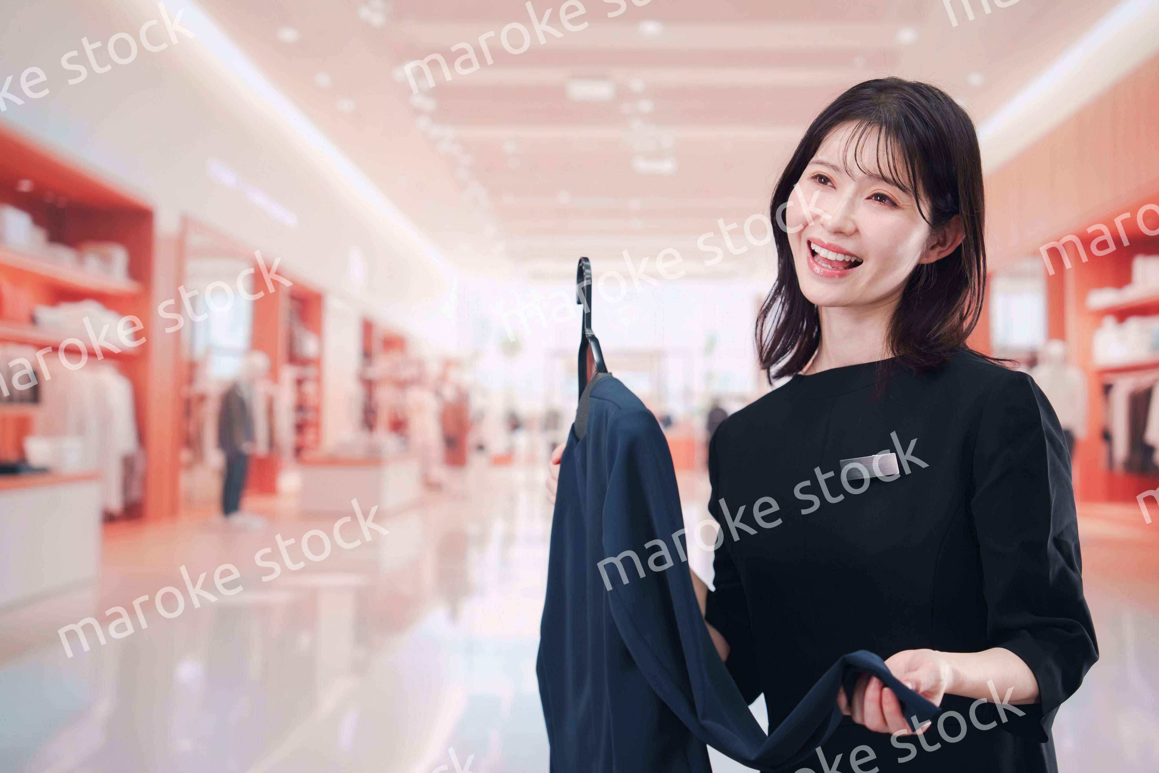 衣料品店で接客をする店員の女性