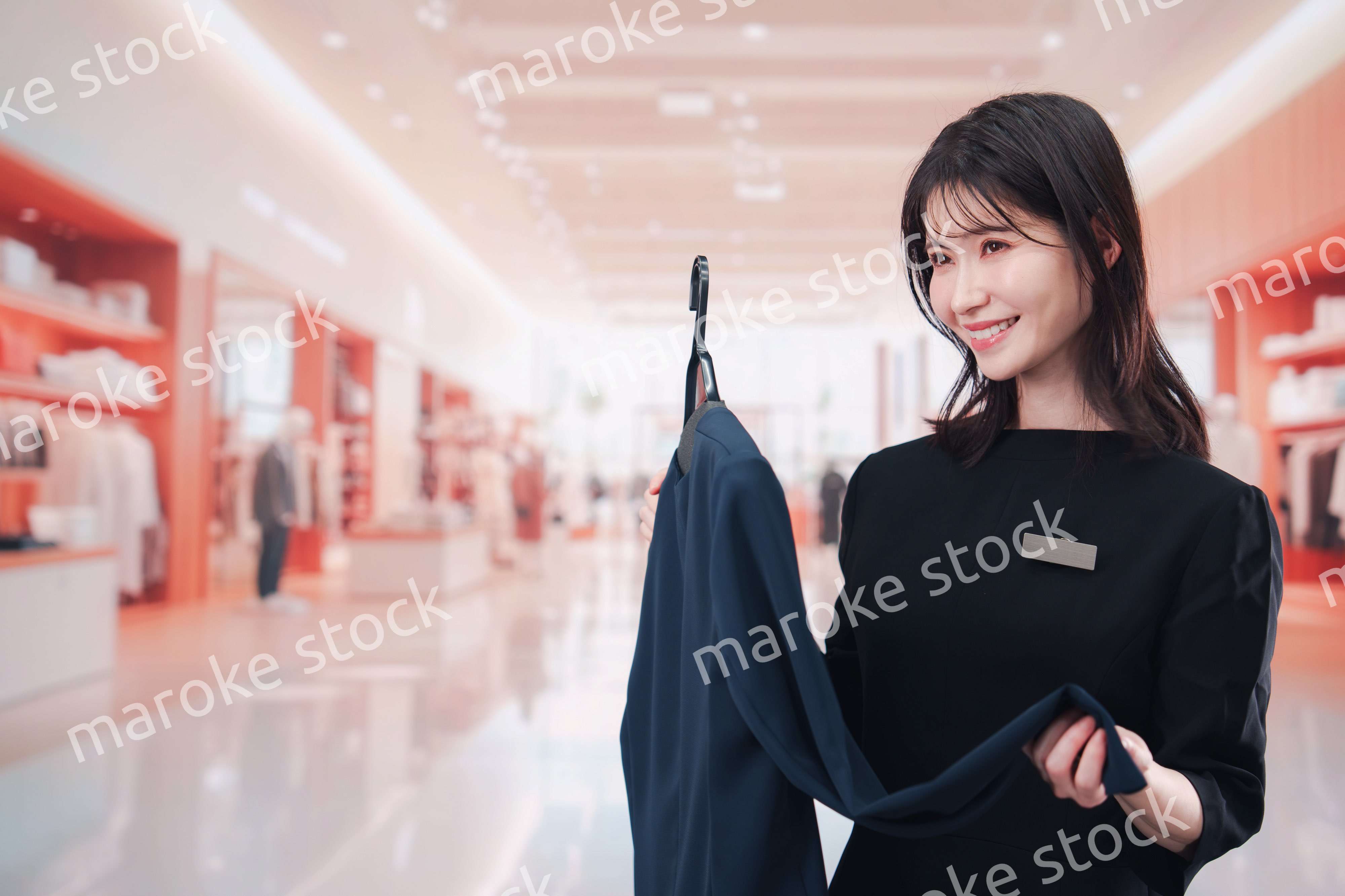 衣料品店で接客をする店員の女性