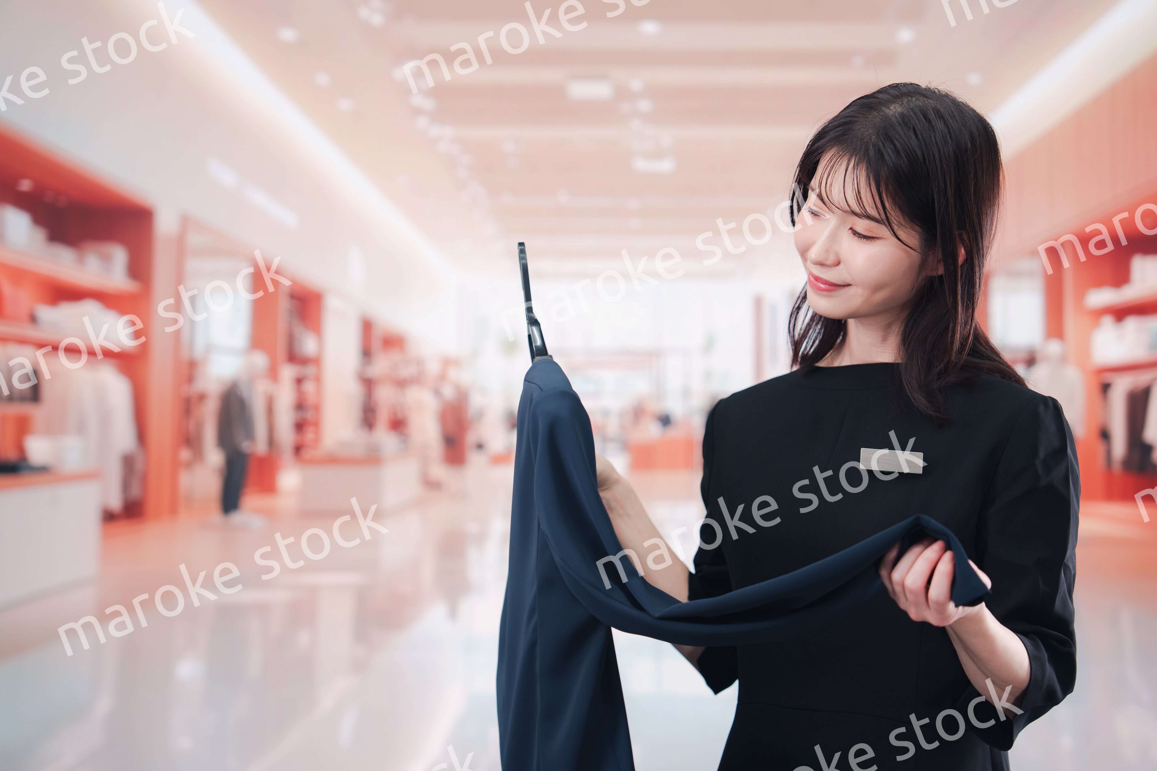 衣料品店で接客をする店員の女性