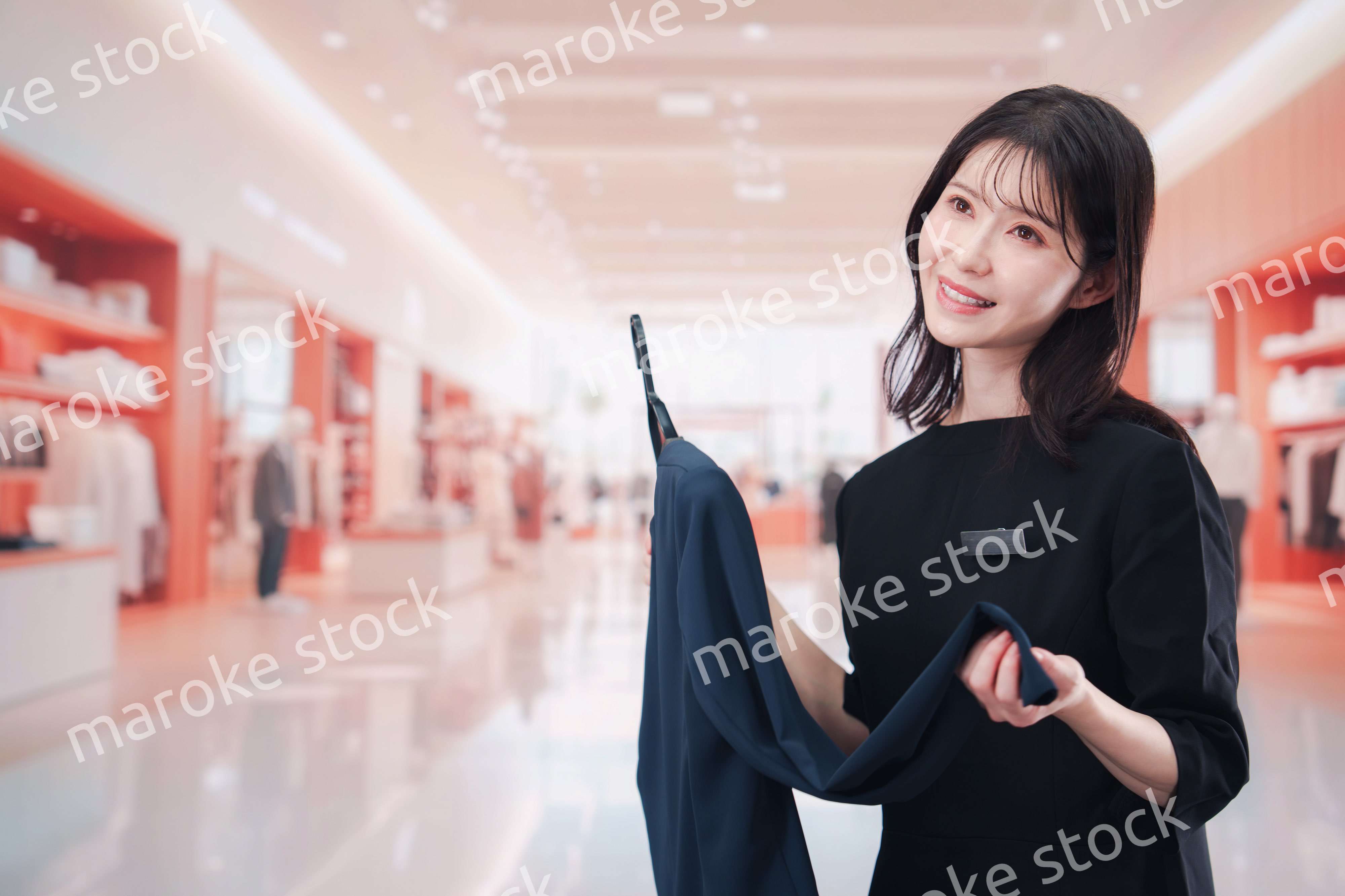 衣料品店で接客をする店員の女性