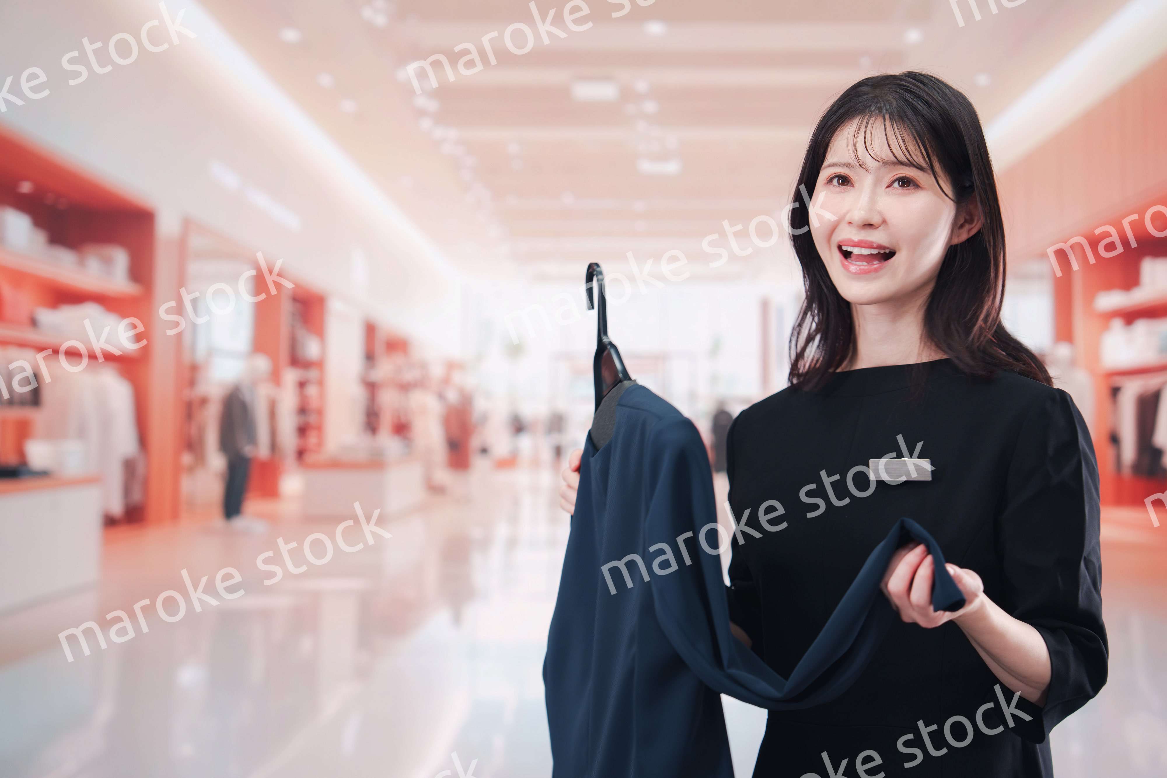 衣料品店で接客をする店員の女性