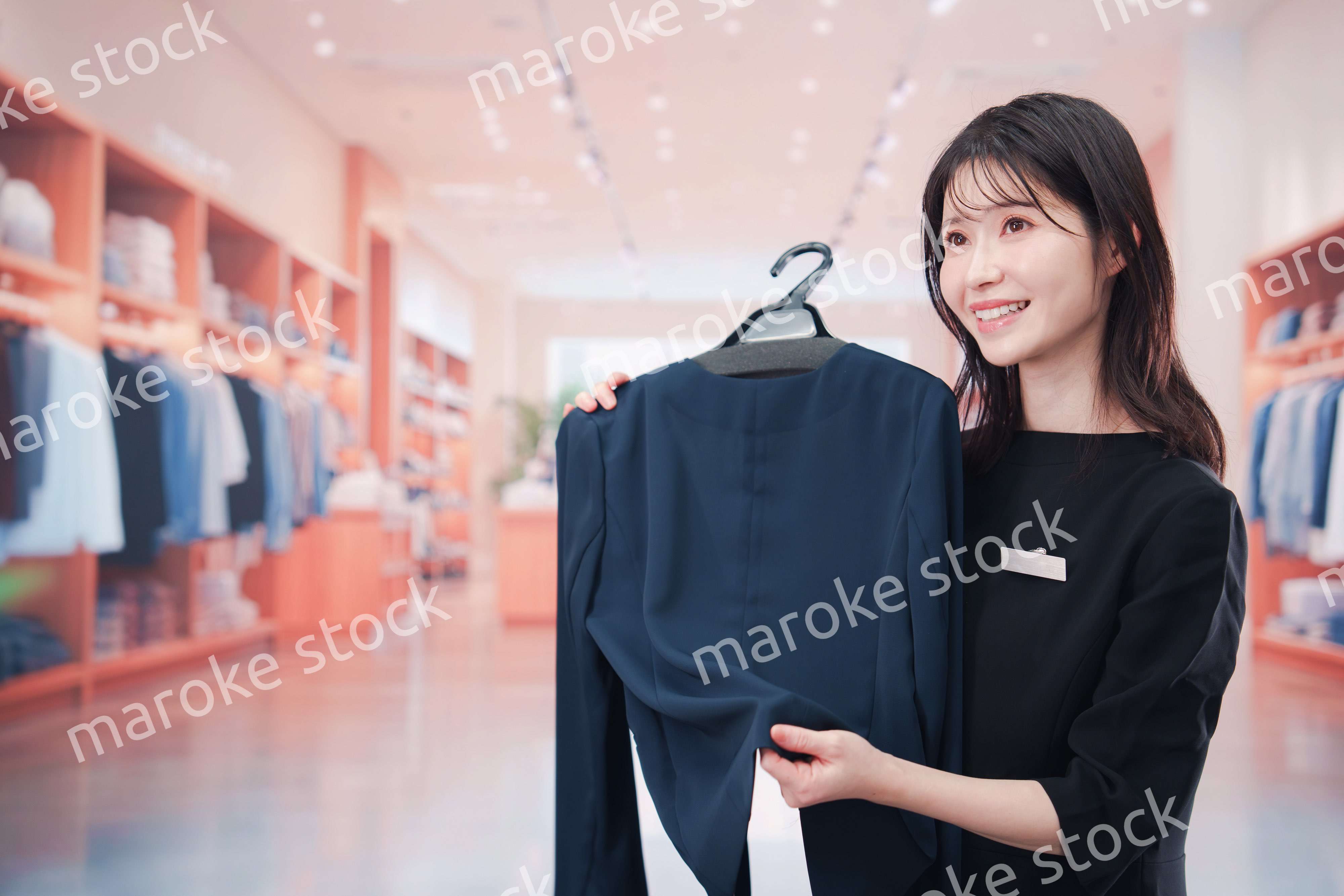衣料品店で接客をする店員の女性