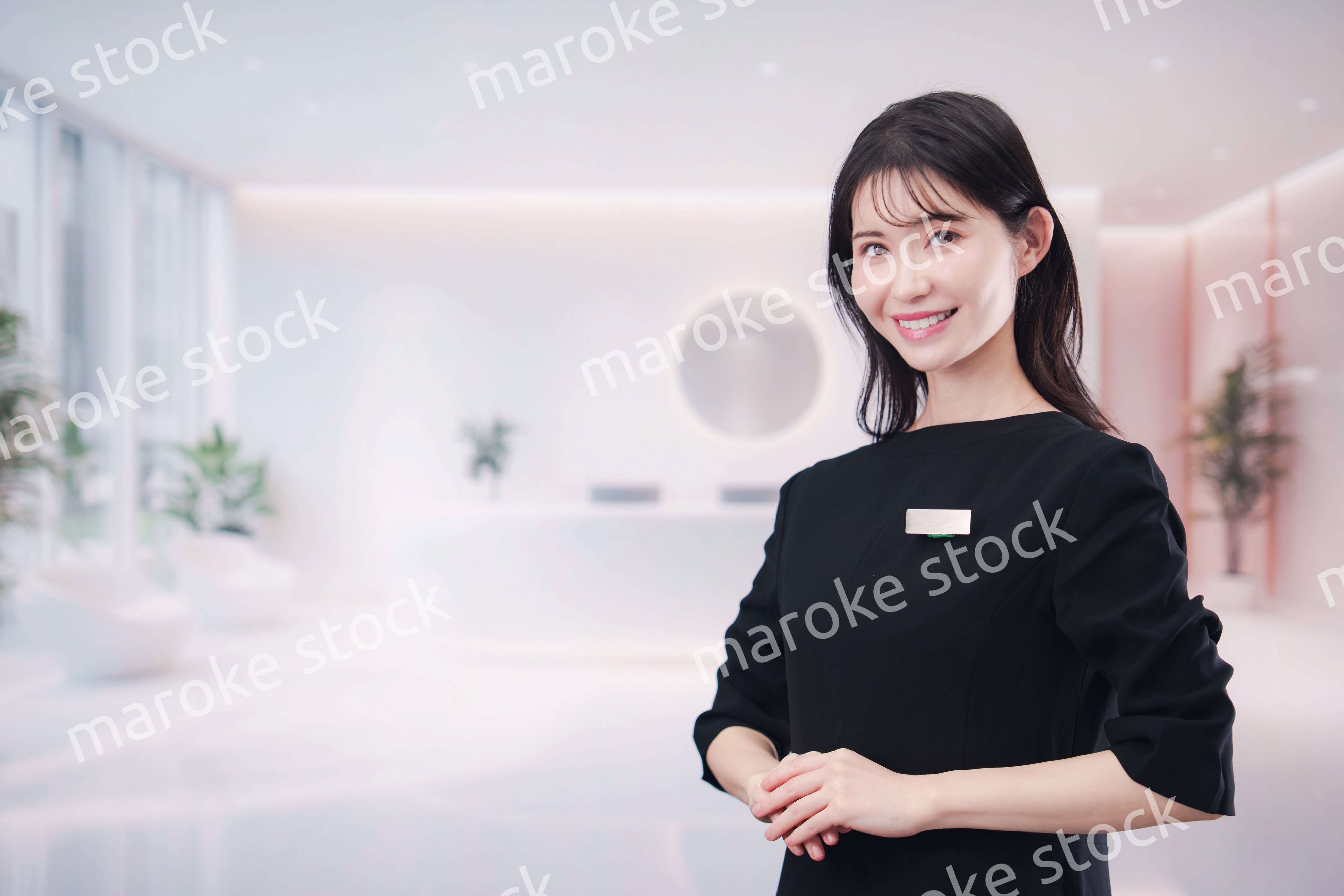 サロンで働く若い女性のスタッフ