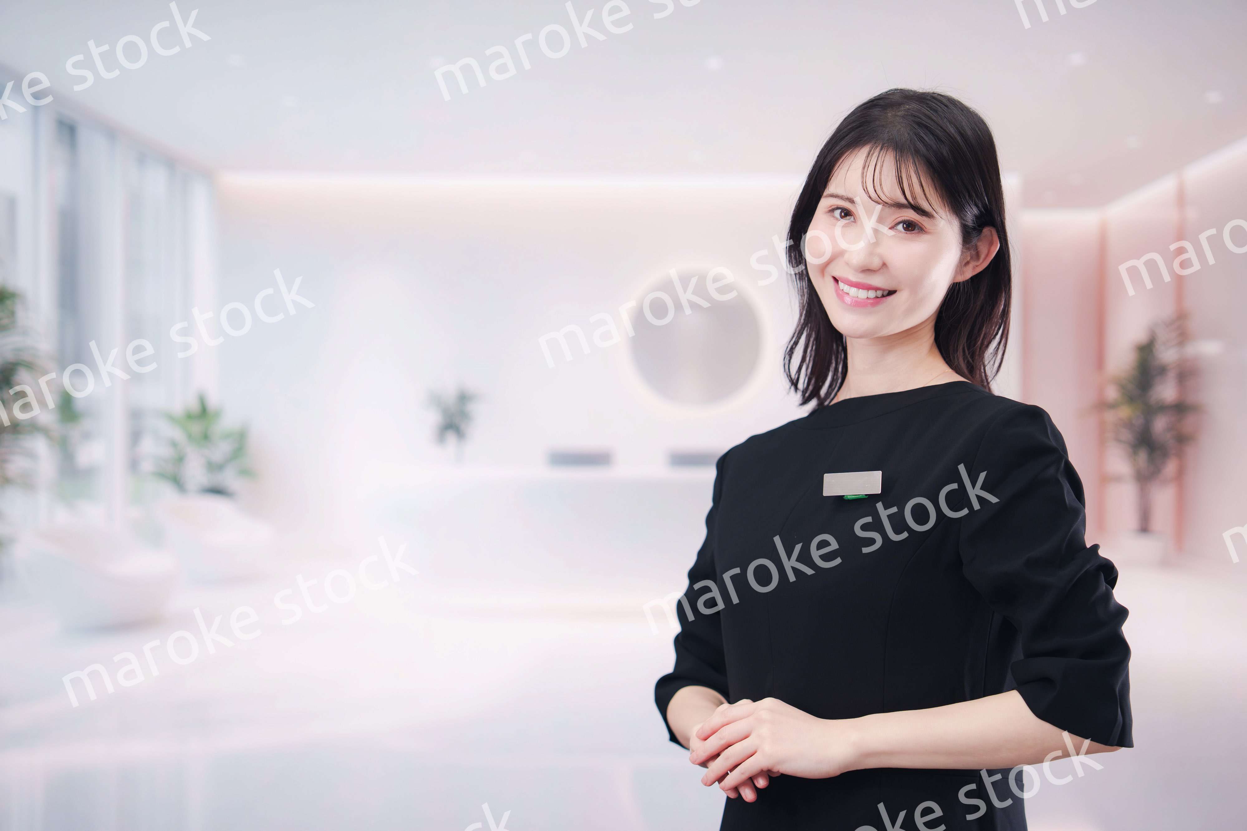 サロンで働く若い女性のスタッフ