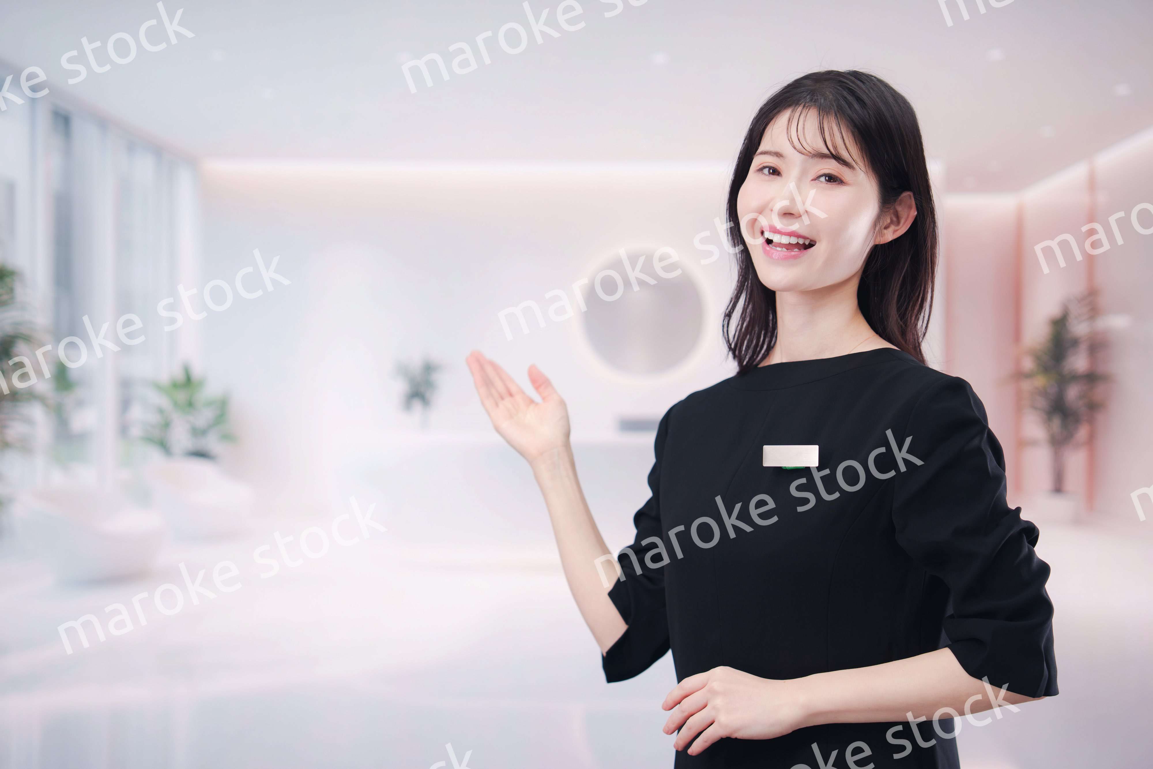 サロンで働く若い女性のスタッフ