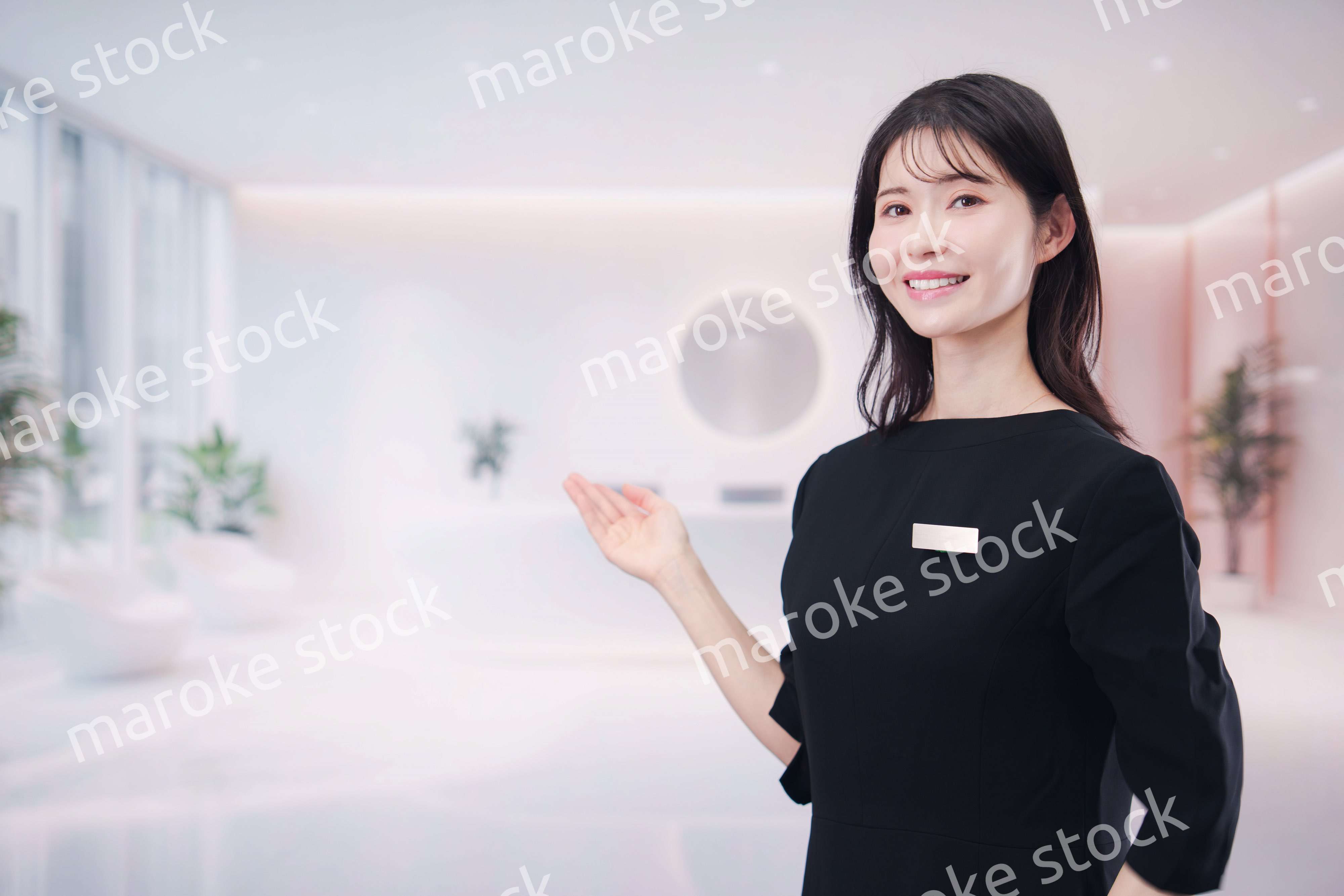 サロンで働く若い女性のスタッフ