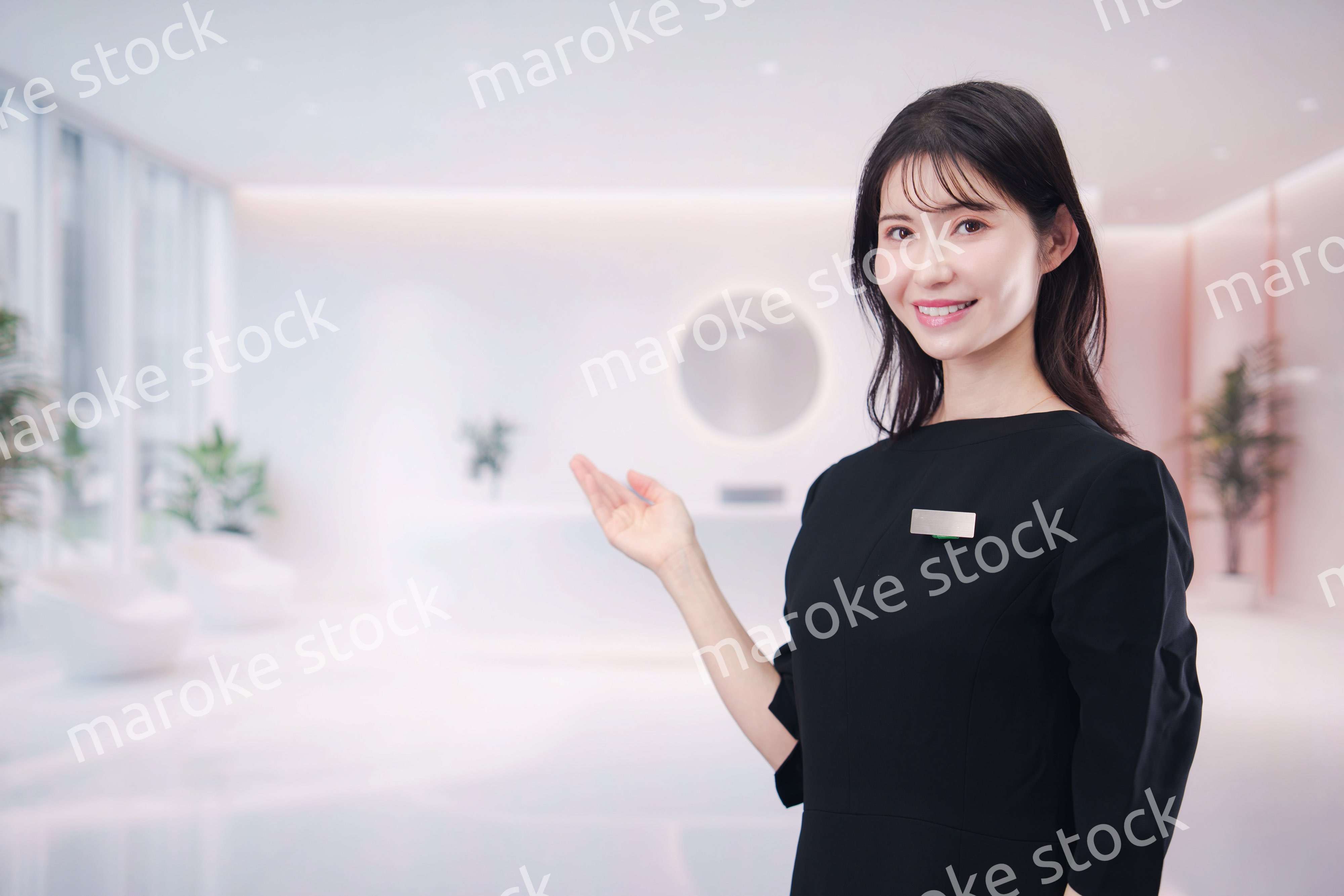 サロンで働く若い女性のスタッフ