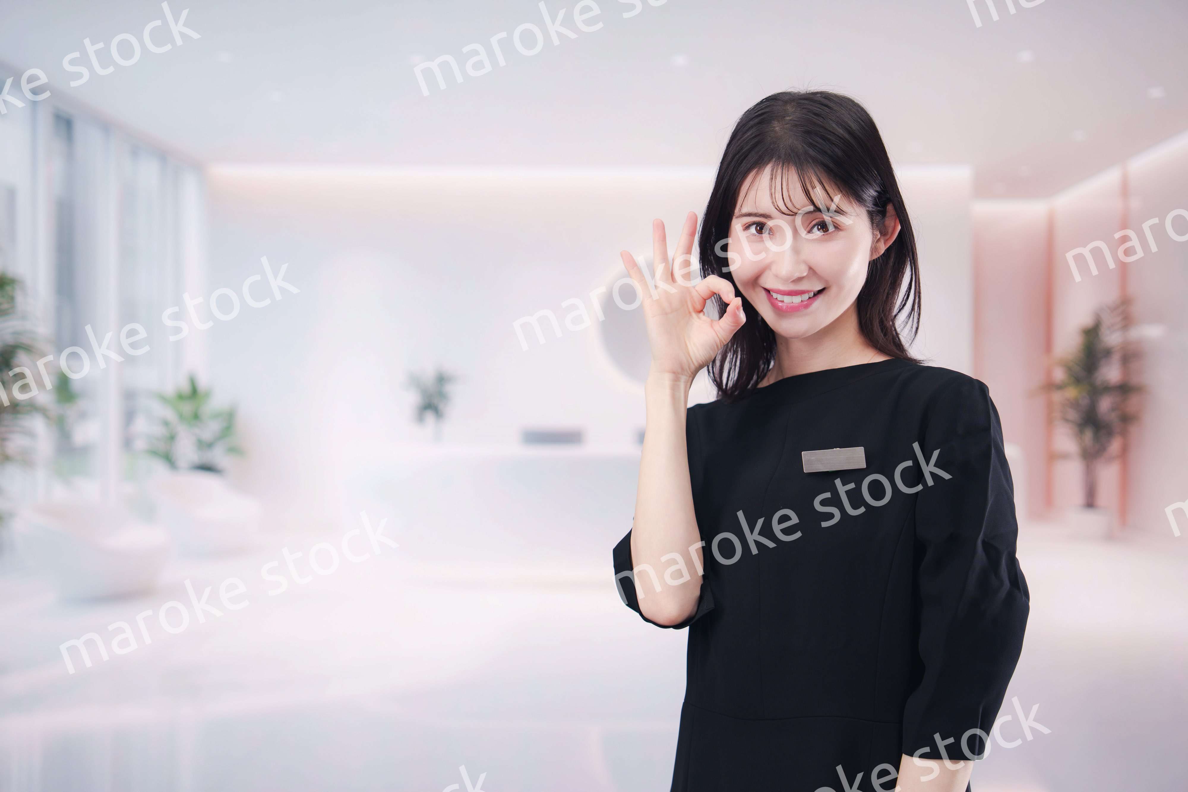 サロンで働く若い女性のスタッフ