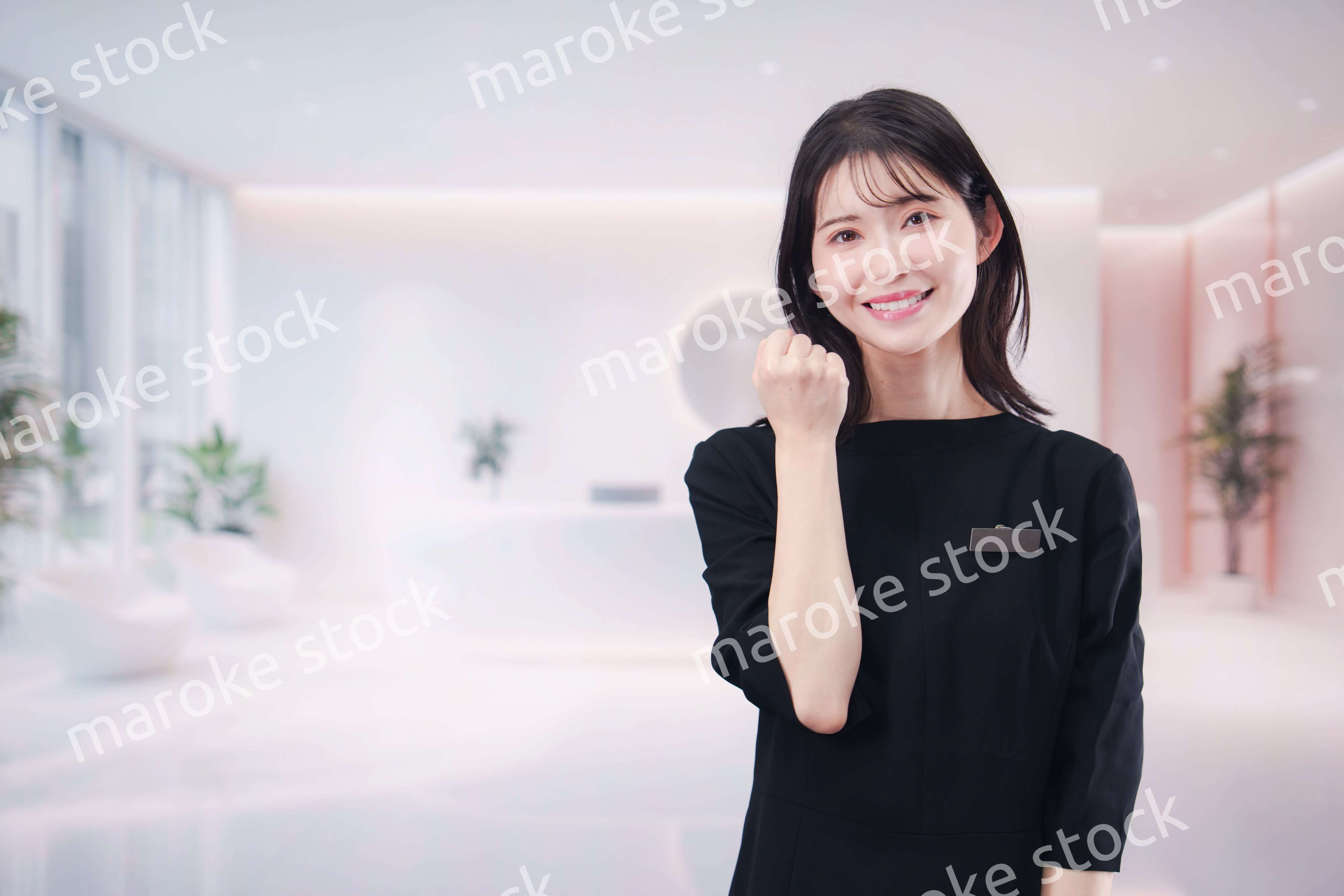 サロンで働く若い女性のスタッフ