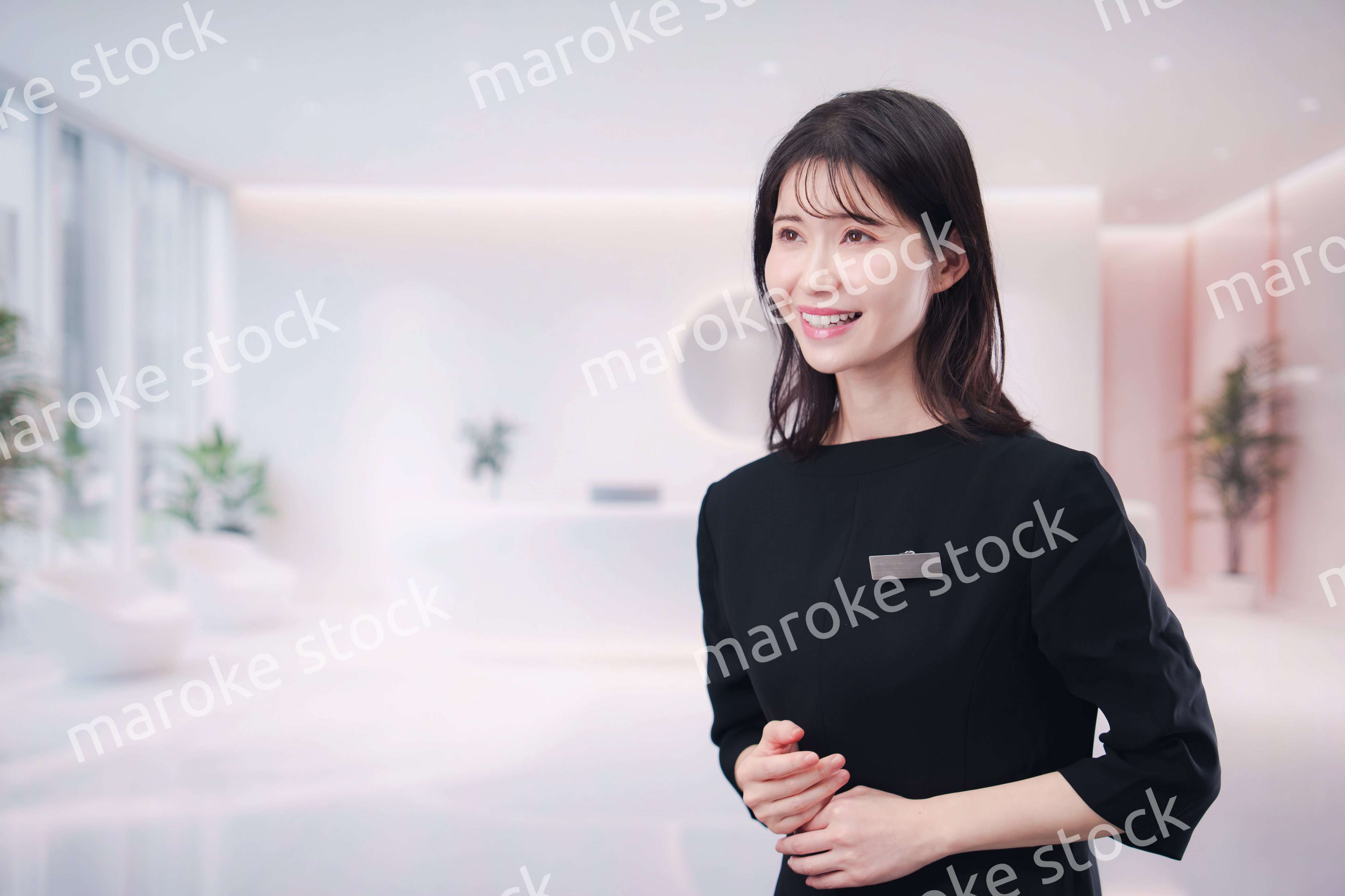 サロンで働く若い女性のスタッフ