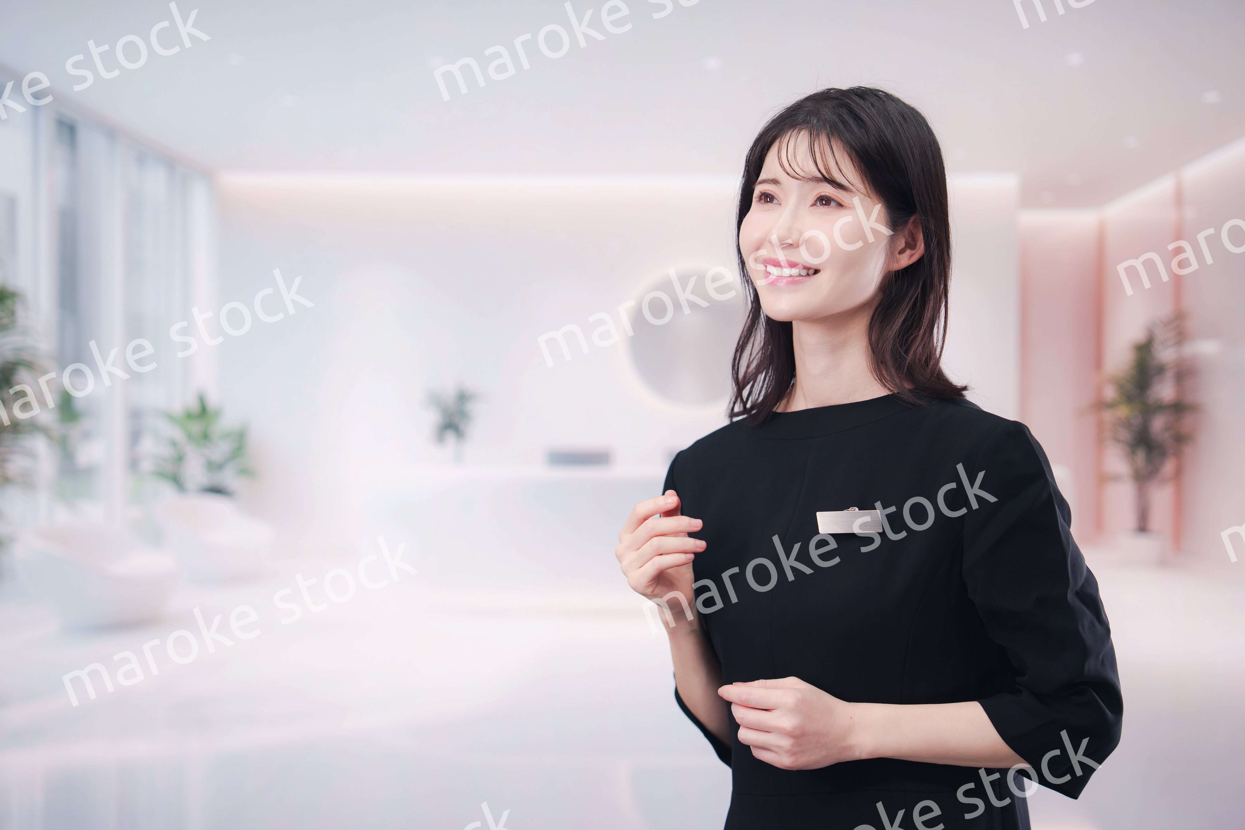 サロンで働く若い女性のスタッフ