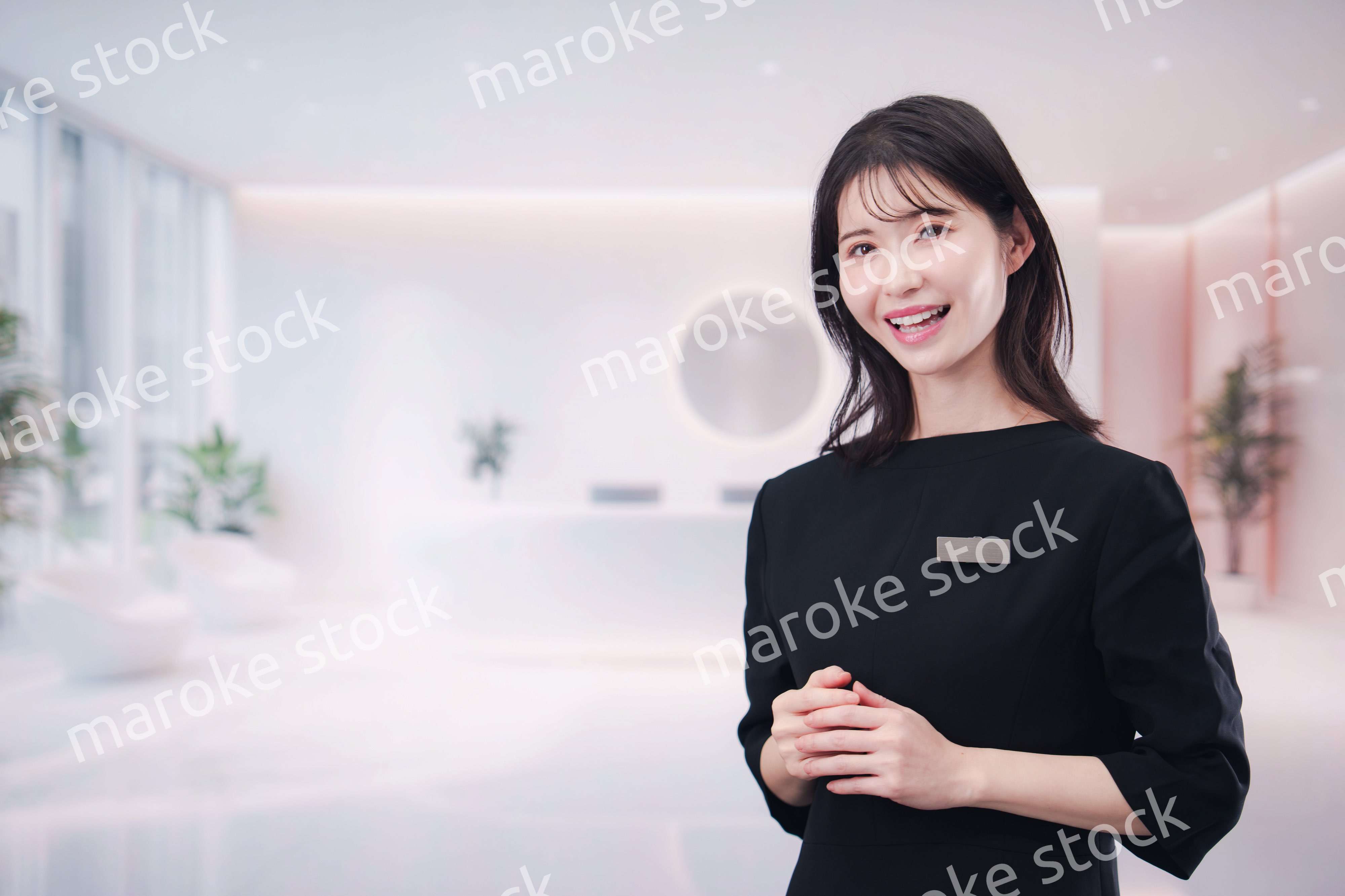 サロンで働く若い女性のスタッフ