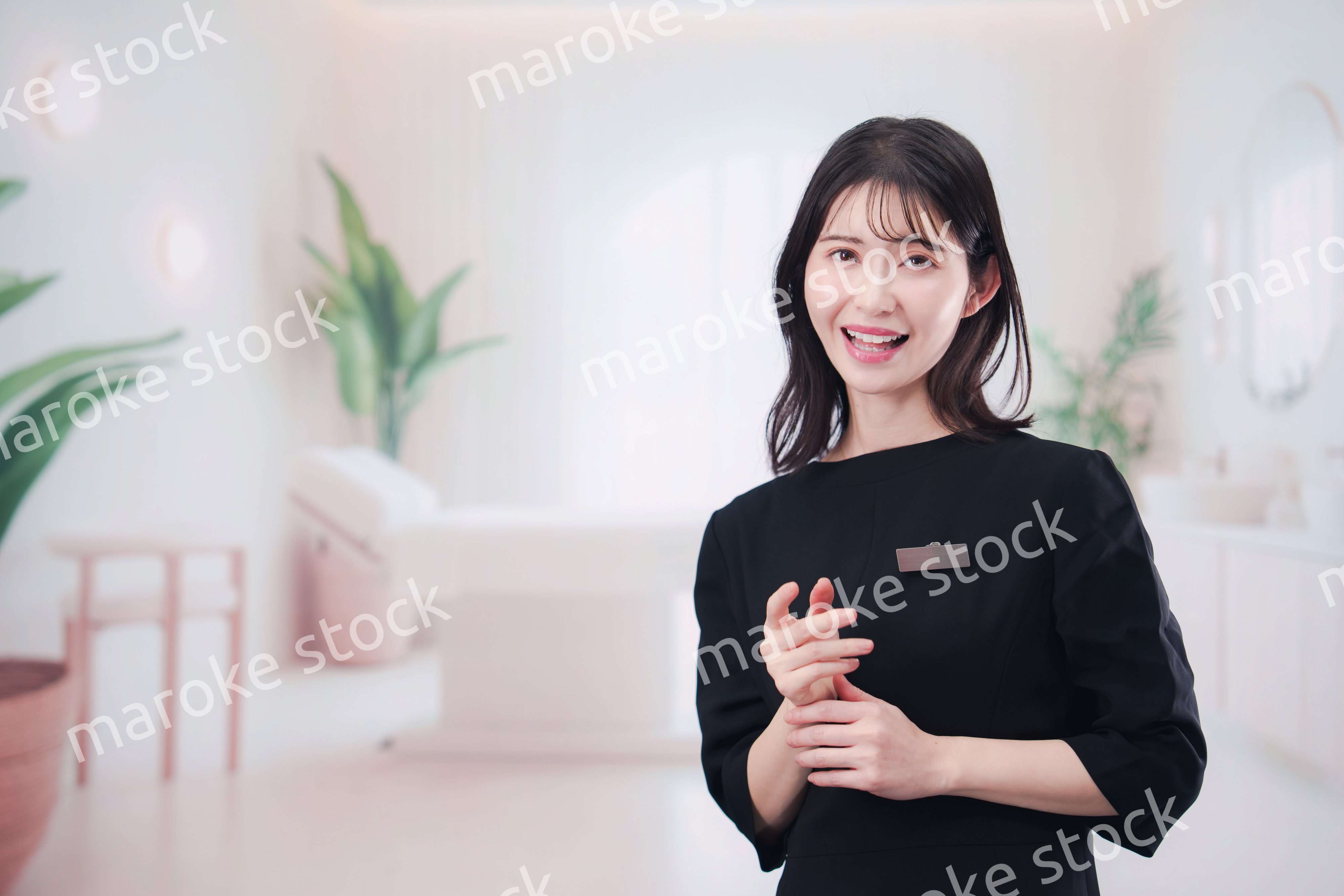 サロンで働く若い女性のスタッフ