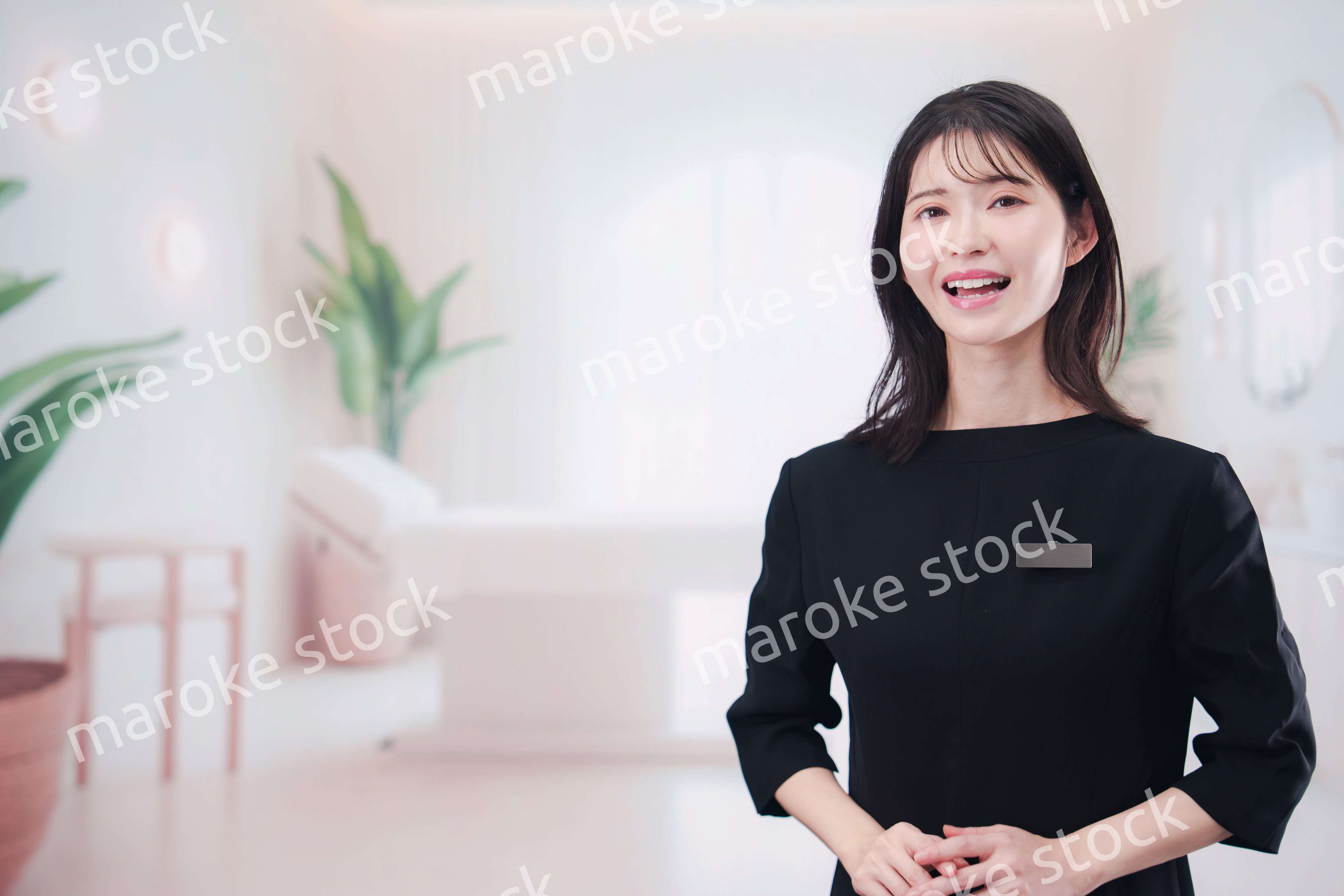 サロンで働く若い女性のスタッフ