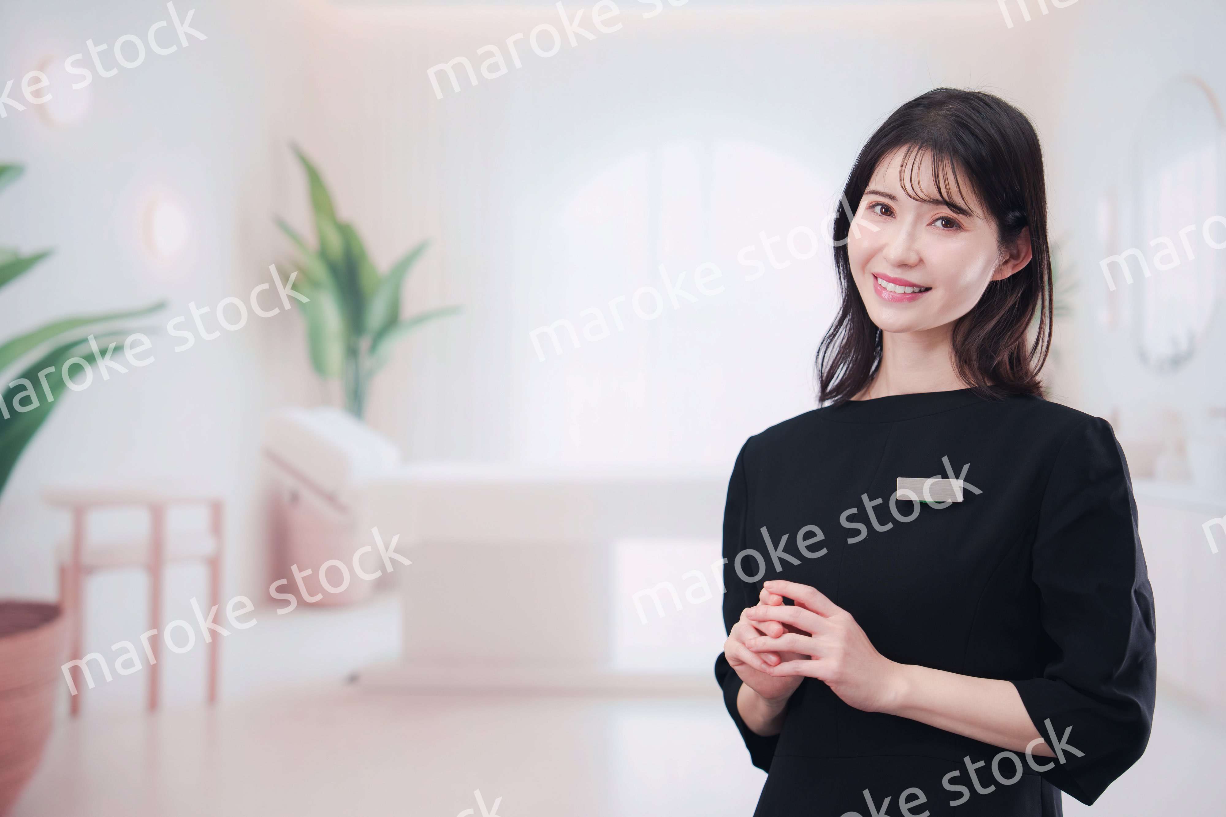 サロンで働く若い女性のスタッフ