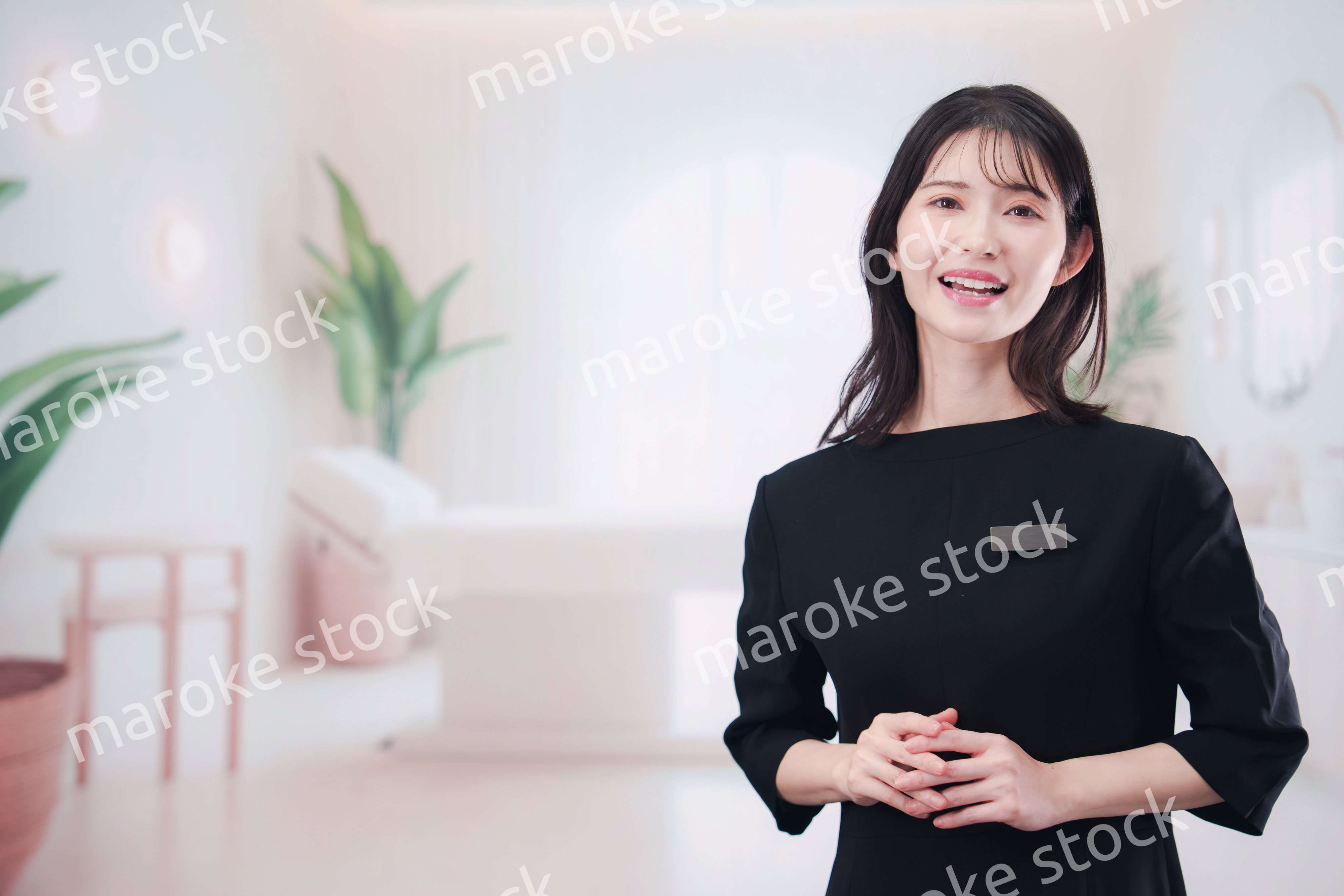 サロンで働く若い女性のスタッフ