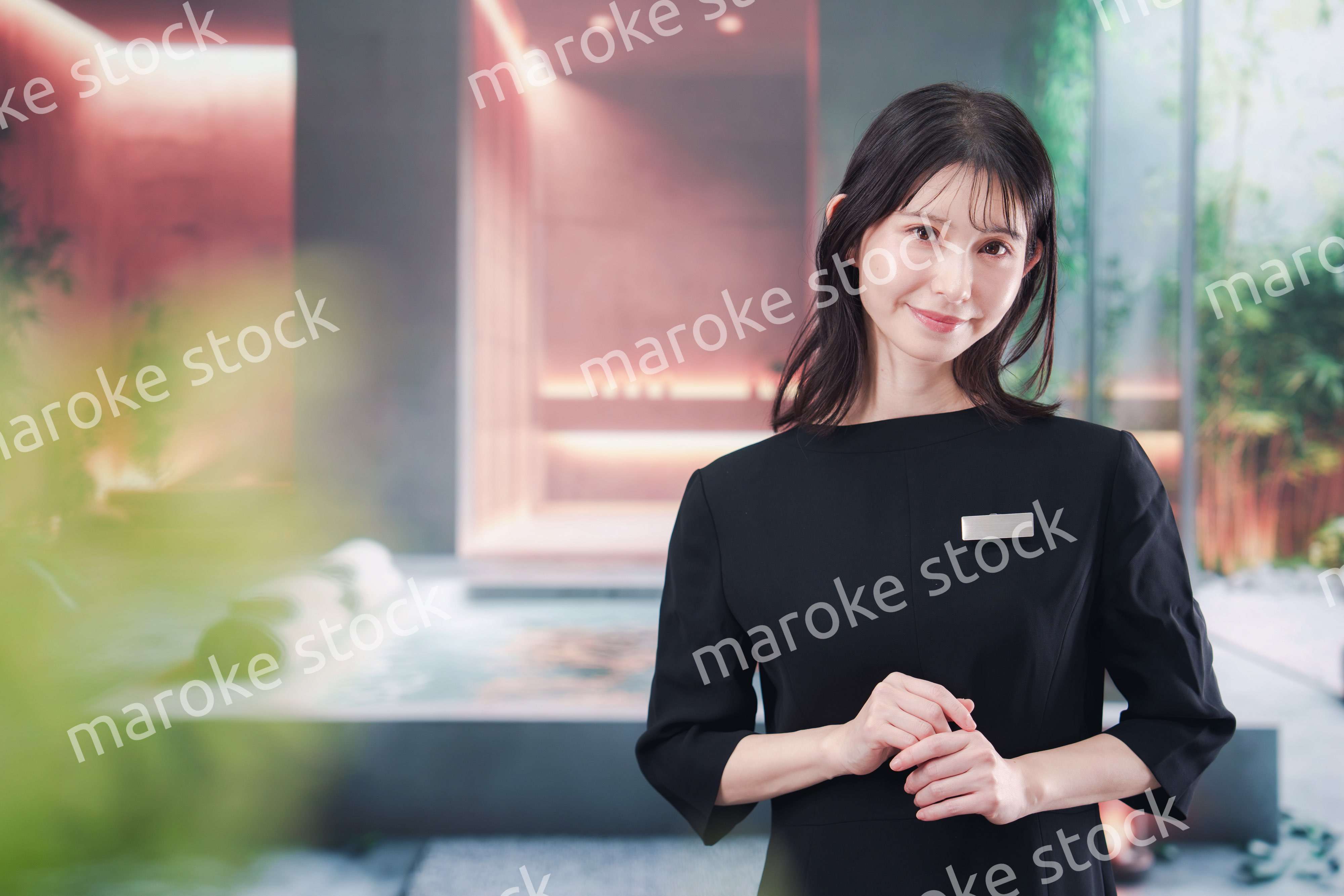 スパで働く若い女性