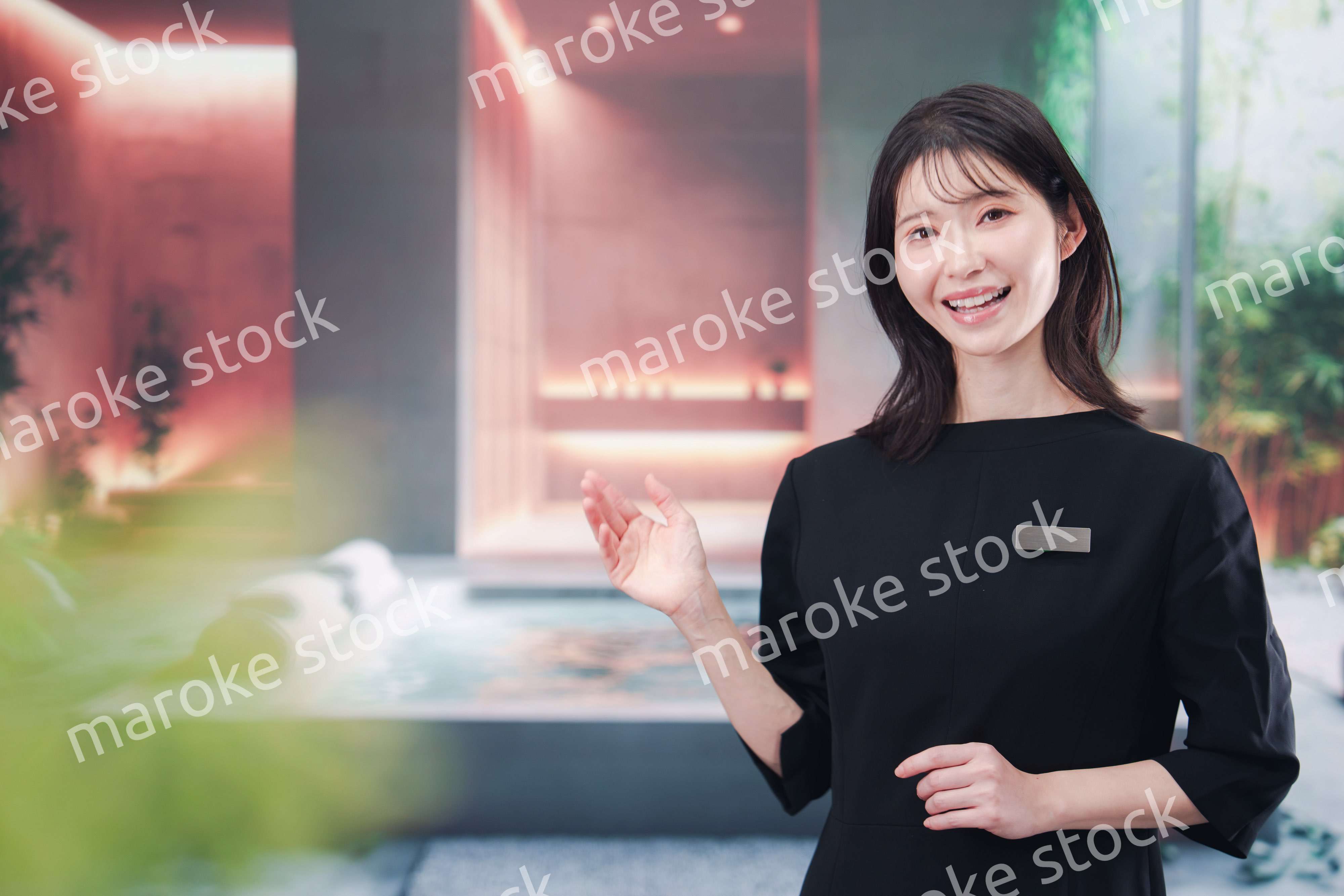 スパで働く若い女性