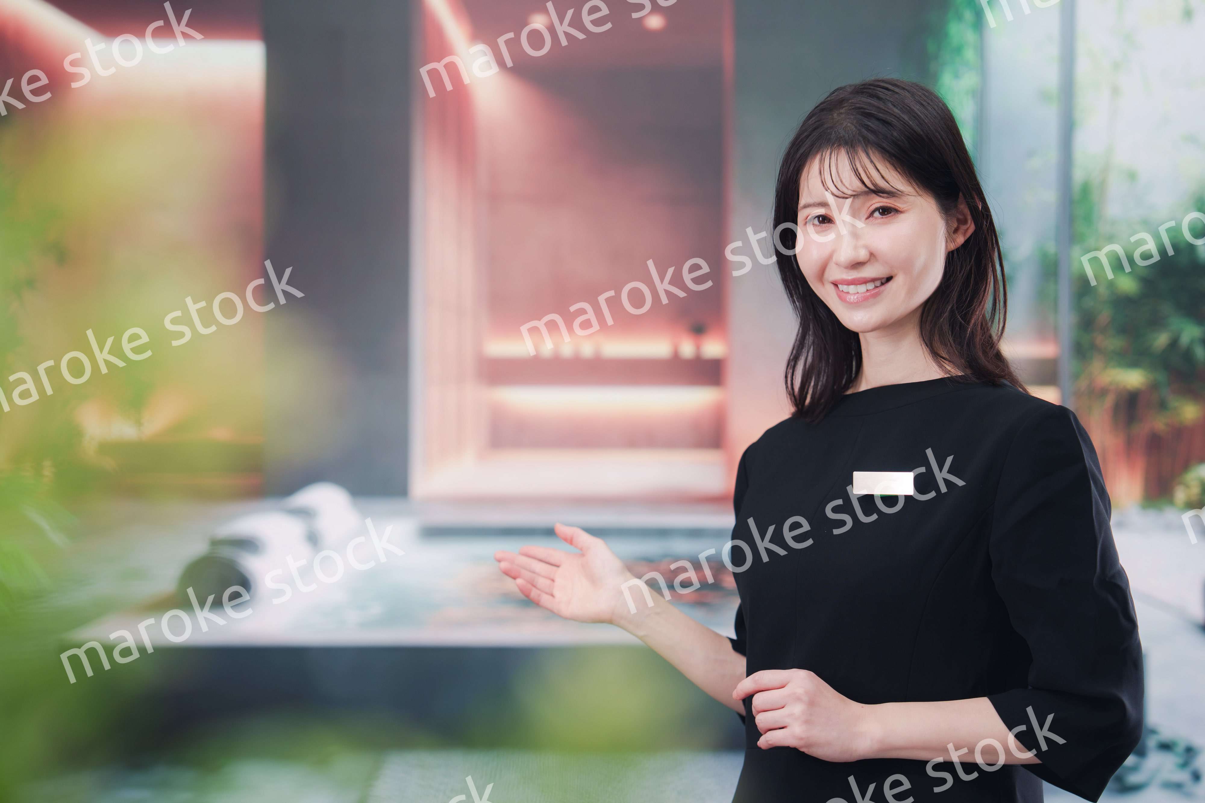 スパで働く若い女性